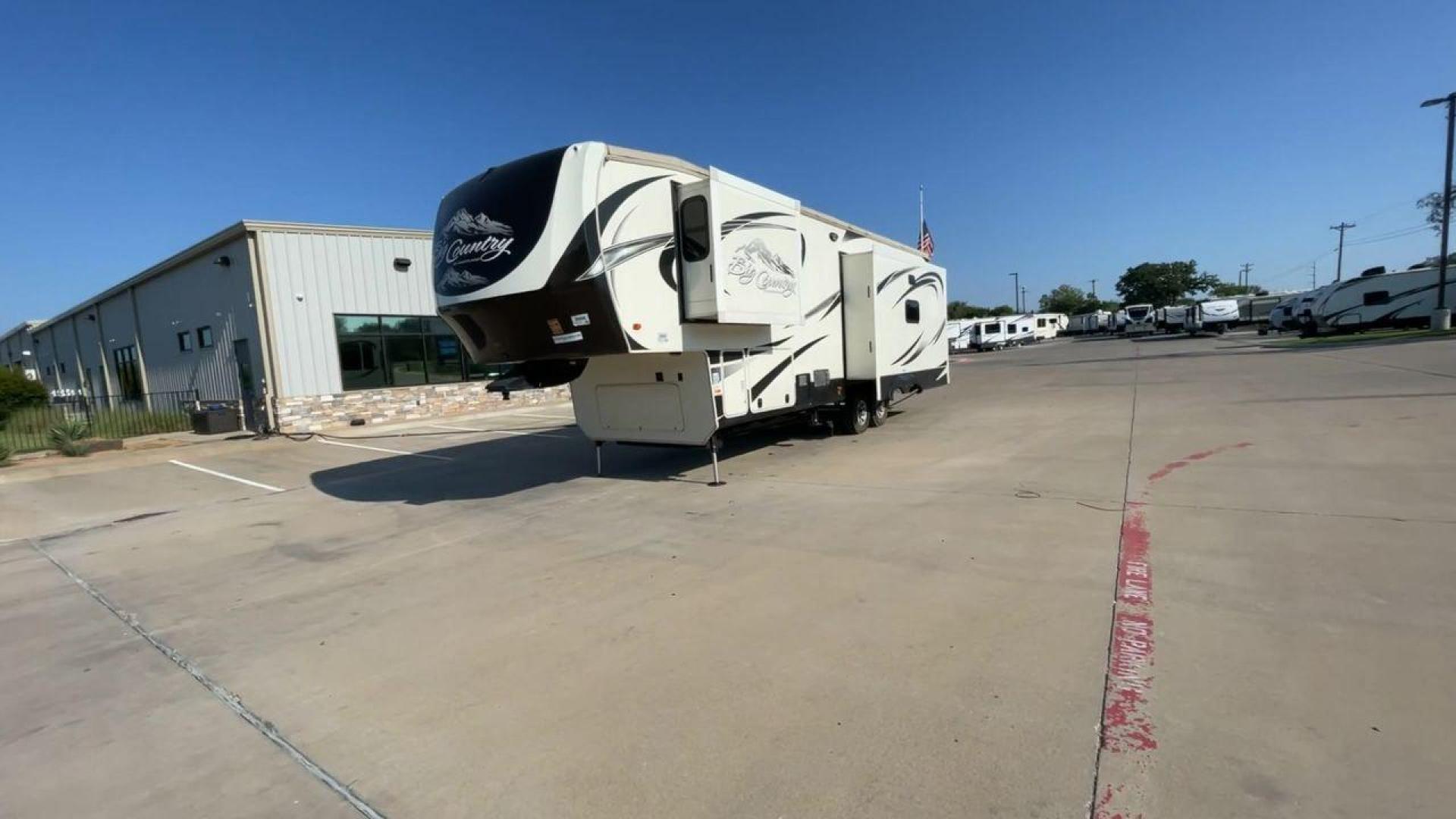 2015 HEARTLAND BIG COUNTRY 3150RL (5SFBG3622FE) , located at 4319 N Main St, Cleburne, TX, 76033, (817) 678-5133, 32.385960, -97.391212 - Photo#5