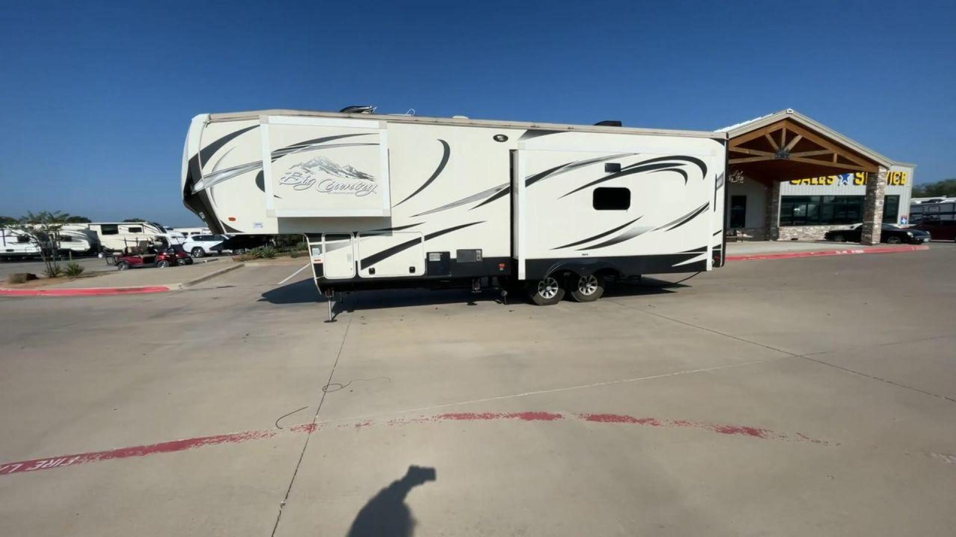 2015 HEARTLAND BIG COUNTRY 3150RL (5SFBG3622FE) , located at 4319 N Main St, Cleburne, TX, 76033, (817) 678-5133, 32.385960, -97.391212 - Photo#6