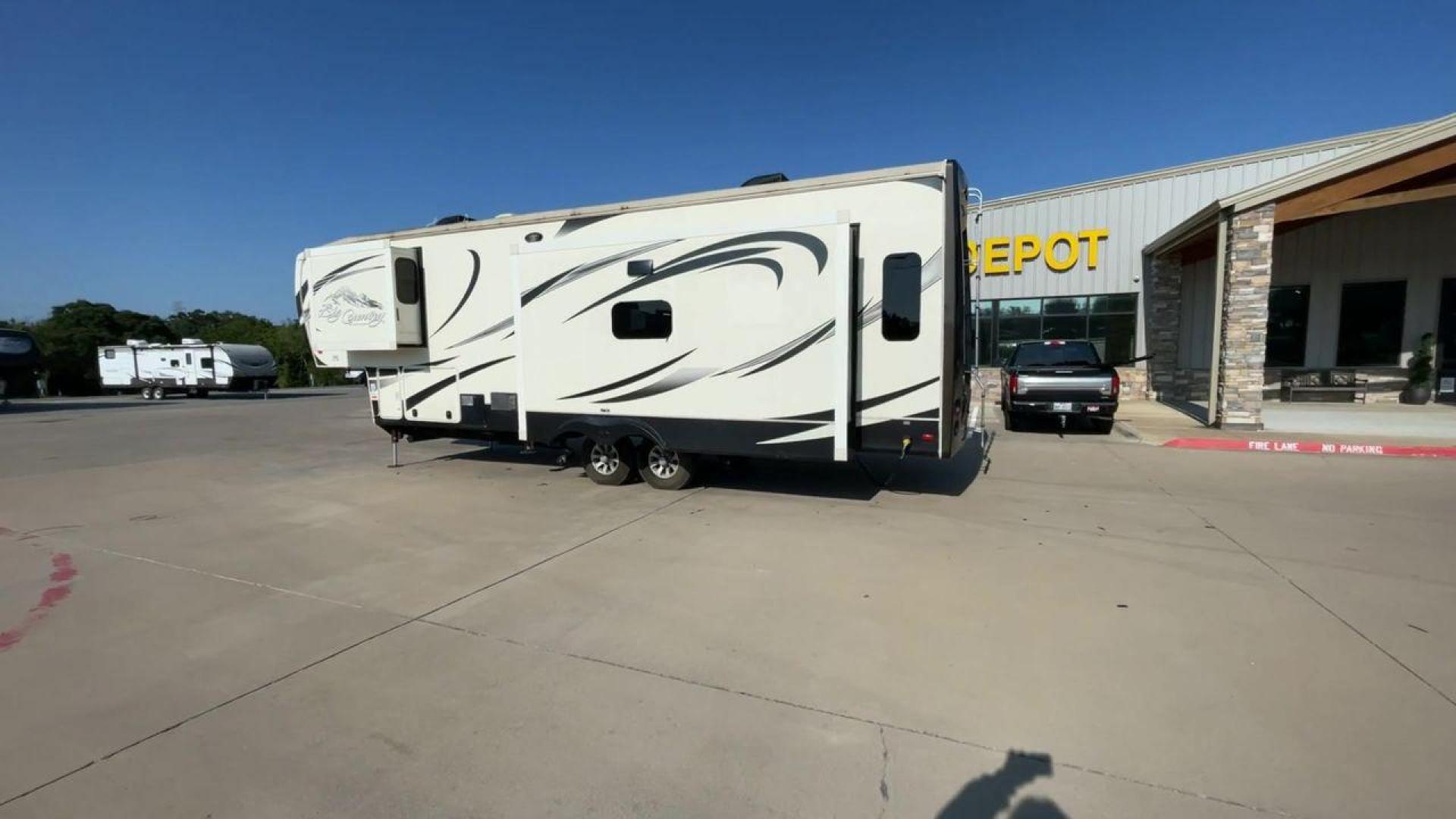 2015 HEARTLAND BIG COUNTRY 3150RL (5SFBG3622FE) , located at 4319 N Main St, Cleburne, TX, 76033, (817) 678-5133, 32.385960, -97.391212 - Photo#7