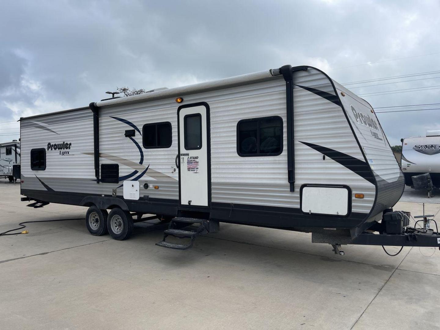 2015 HEARTLAND PROWLER 30LX (5SFPB3328FE) , Length: 33.9 ft | Dry Weight: 6,720 lbs | Gross Weight: 9,000 lbs | Slides: 1 transmission, located at 4319 N Main St, Cleburne, TX, 76033, (817) 678-5133, 32.385960, -97.391212 - Experience both comfort and adventure with the 2015 Heartland Prowler 30LX travel trailer. This trailer, measuring 33.9 feet long and having a single slide, provides plenty of space for your family and friends to enjoy the great outdoors. With a dry weight of 6,720 pounds and a gross weight of 9,000 - Photo#23