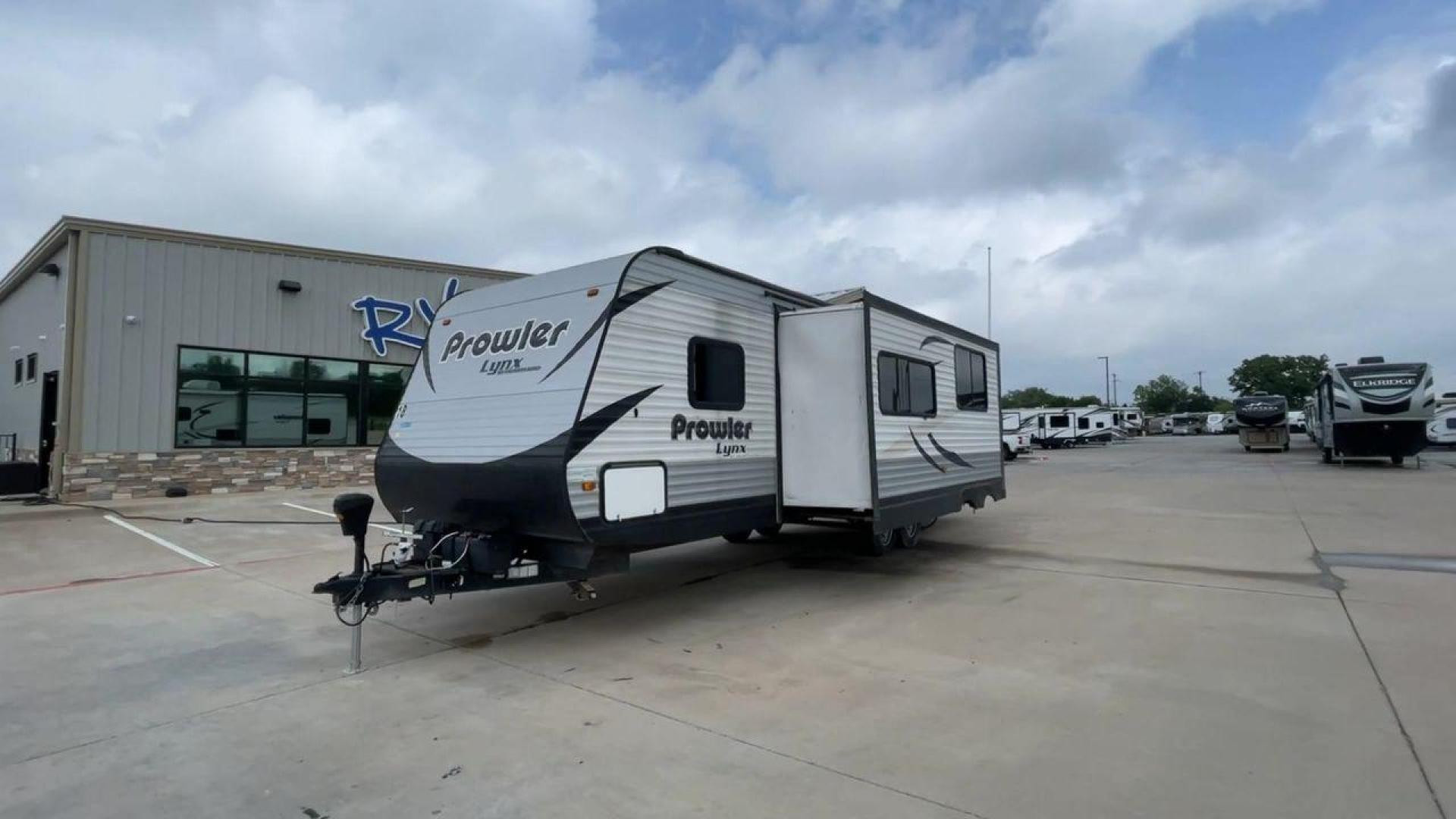 2015 HEARTLAND PROWLER 30LX (5SFPB3328FE) , Length: 33.9 ft | Dry Weight: 6,720 lbs | Gross Weight: 9,000 lbs | Slides: 1 transmission, located at 4319 N Main St, Cleburne, TX, 76033, (817) 678-5133, 32.385960, -97.391212 - Experience both comfort and adventure with the 2015 Heartland Prowler 30LX travel trailer. This trailer, measuring 33.9 feet long and having a single slide, provides plenty of space for your family and friends to enjoy the great outdoors. With a dry weight of 6,720 pounds and a gross weight of 9,000 - Photo#5