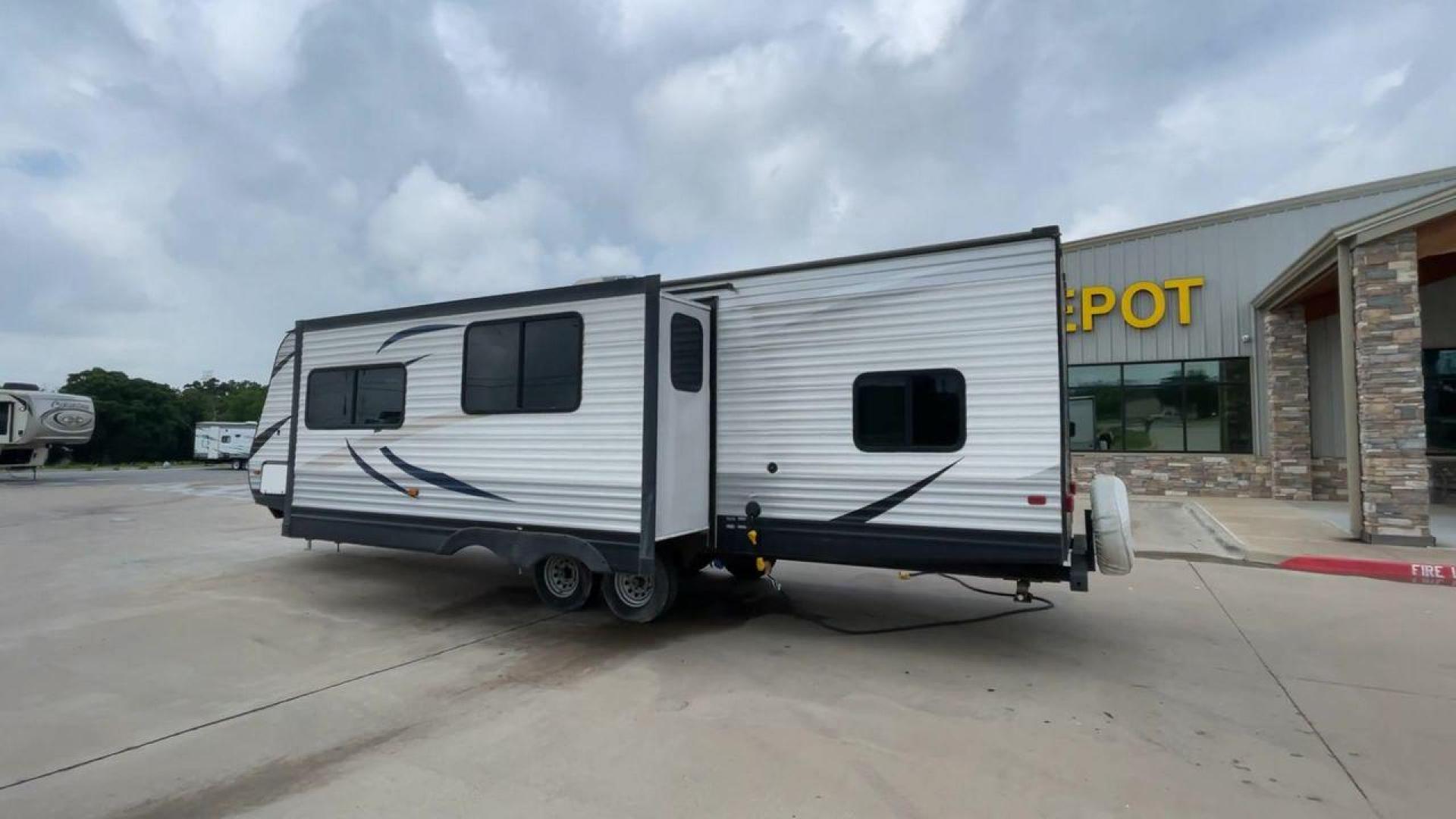 2015 HEARTLAND PROWLER 30LX (5SFPB3328FE) , Length: 33.9 ft | Dry Weight: 6,720 lbs | Gross Weight: 9,000 lbs | Slides: 1 transmission, located at 4319 N Main St, Cleburne, TX, 76033, (817) 678-5133, 32.385960, -97.391212 - Experience both comfort and adventure with the 2015 Heartland Prowler 30LX travel trailer. This trailer, measuring 33.9 feet long and having a single slide, provides plenty of space for your family and friends to enjoy the great outdoors. With a dry weight of 6,720 pounds and a gross weight of 9,000 - Photo#7