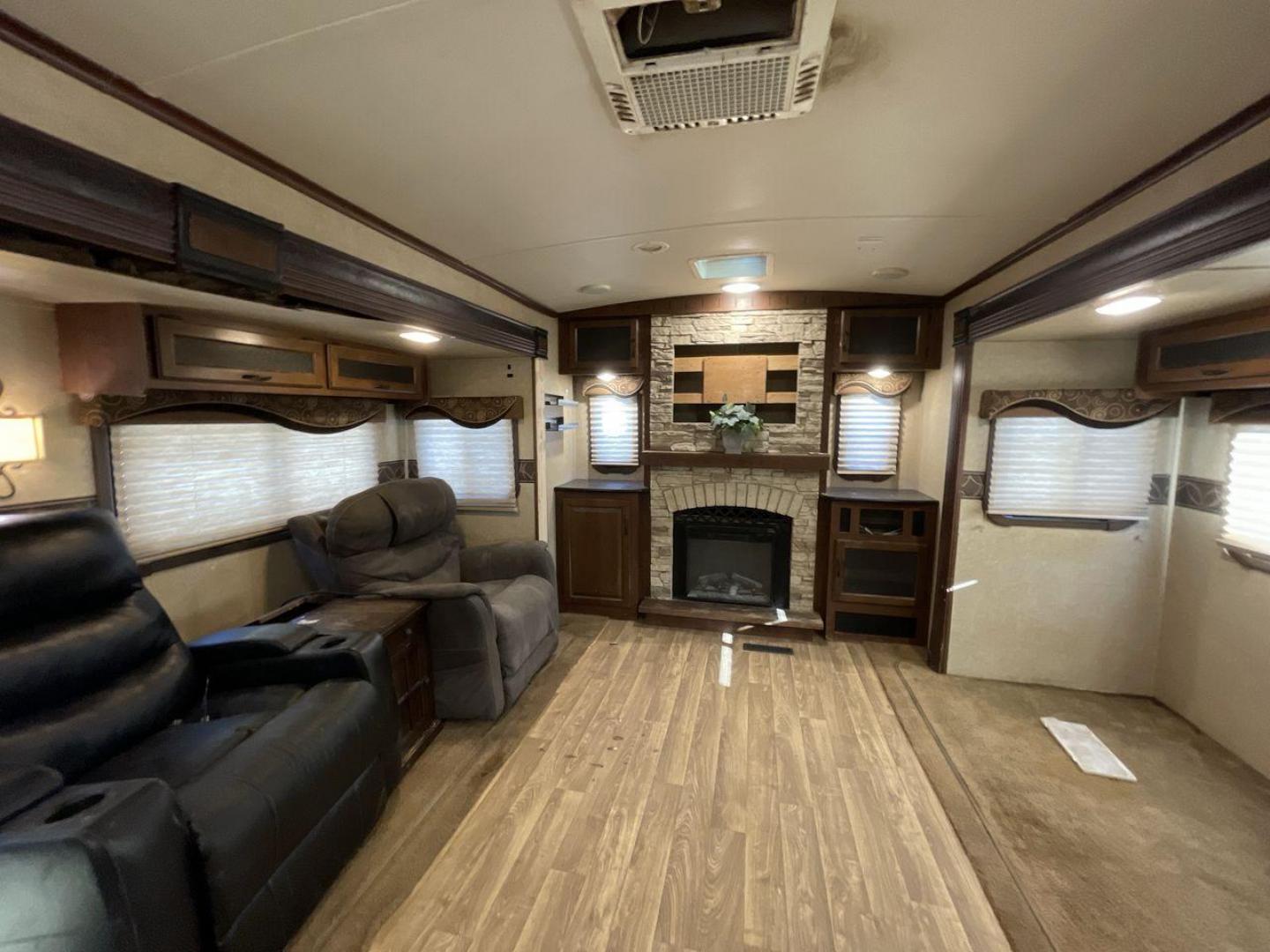 2015 BEIGE JAYCO EAGLE 338RETS - (1UJBJ0BU6F1) , Length: 39.2 ft. | Dry Weight: 8,710 lbs. | Gross Weight: 10,950 lbs. | Slides: 3 transmission, located at 4319 N Main St, Cleburne, TX, 76033, (817) 678-5133, 32.385960, -97.391212 - This 2015 Jayco Eagle 338RETS travel trailer measures just under 40' in length. It is a dual axle, aluminum wheel setup with a GVWR of 10,950 lbs and has a carrying capacity of 2,240 lbs. With three slides, this travel trailer is open and spacious!Constructed with an aluminum body and featuring fibe - Photo#11