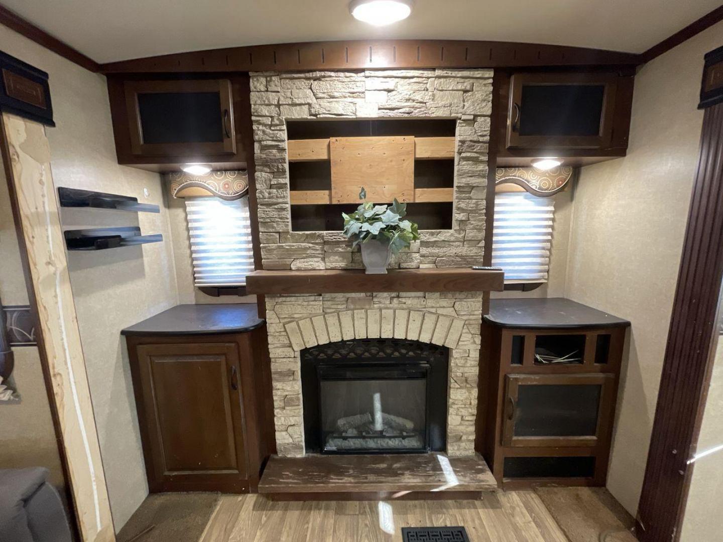 2015 BEIGE JAYCO EAGLE 338RETS - (1UJBJ0BU6F1) , Length: 39.2 ft. | Dry Weight: 8,710 lbs. | Gross Weight: 10,950 lbs. | Slides: 3 transmission, located at 4319 N Main St, Cleburne, TX, 76033, (817) 678-5133, 32.385960, -97.391212 - This 2015 Jayco Eagle 338RETS travel trailer measures just under 40' in length. It is a dual axle, aluminum wheel setup with a GVWR of 10,950 lbs and has a carrying capacity of 2,240 lbs. With three slides, this travel trailer is open and spacious!Constructed with an aluminum body and featuring fibe - Photo#18