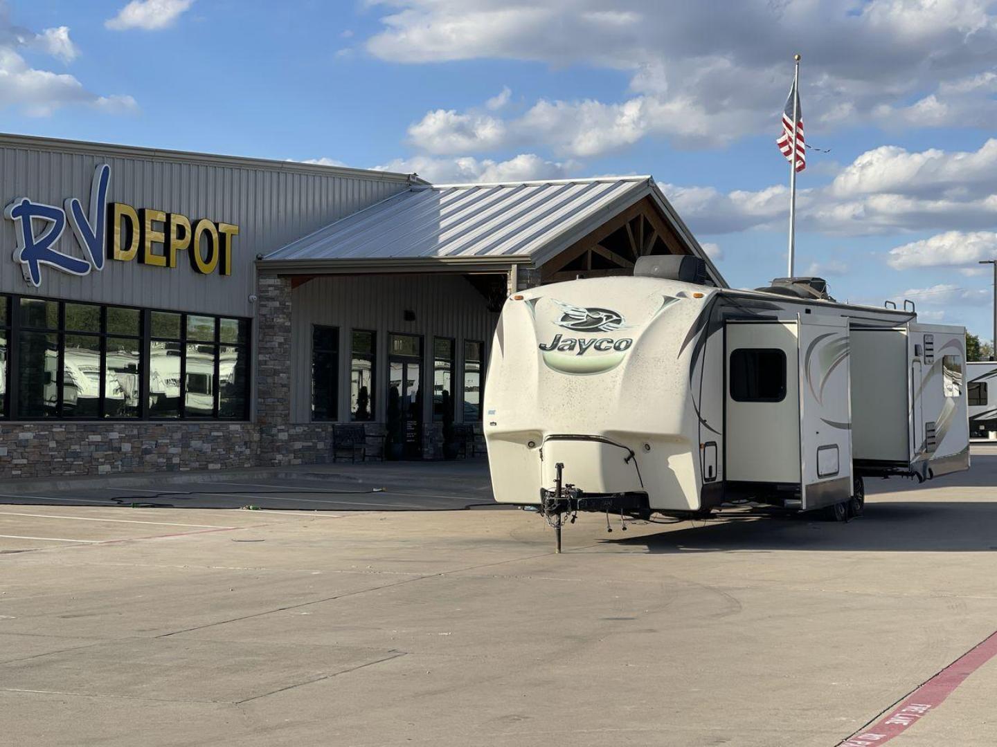 2015 BEIGE JAYCO EAGLE 338RETS - (1UJBJ0BU6F1) , Length: 39.2 ft. | Dry Weight: 8,710 lbs. | Gross Weight: 10,950 lbs. | Slides: 3 transmission, located at 4319 N Main St, Cleburne, TX, 76033, (817) 678-5133, 32.385960, -97.391212 - This 2015 Jayco Eagle 338RETS travel trailer measures just under 40' in length. It is a dual axle, aluminum wheel setup with a GVWR of 10,950 lbs and has a carrying capacity of 2,240 lbs. With three slides, this travel trailer is open and spacious!Constructed with an aluminum body and featuring fibe - Photo#0