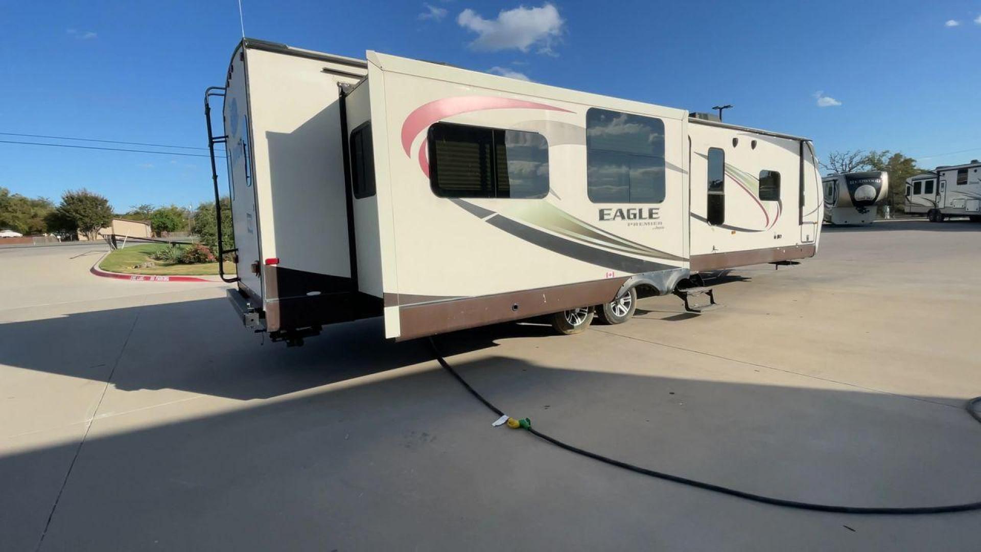 2015 BEIGE JAYCO EAGLE 338RETS - (1UJBJ0BU6F1) , Length: 39.2 ft. | Dry Weight: 8,710 lbs. | Gross Weight: 10,950 lbs. | Slides: 3 transmission, located at 4319 N Main St, Cleburne, TX, 76033, (817) 678-5133, 32.385960, -97.391212 - This 2015 Jayco Eagle 338RETS travel trailer measures just under 40' in length. It is a dual axle, aluminum wheel setup with a GVWR of 10,950 lbs and has a carrying capacity of 2,240 lbs. With three slides, this travel trailer is open and spacious!Constructed with an aluminum body and featuring fibe - Photo#1