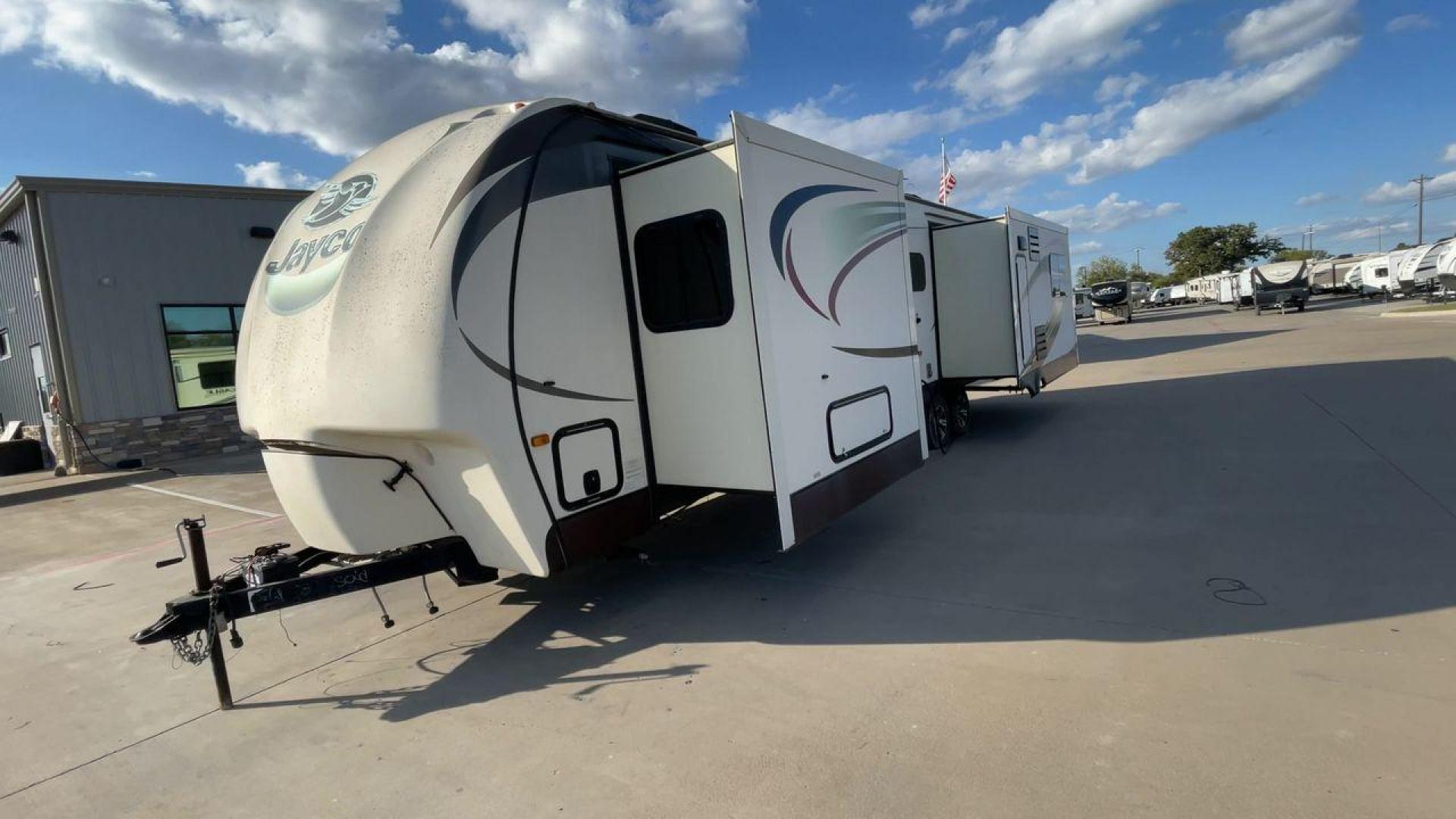 2015 BEIGE JAYCO EAGLE 338RETS - (1UJBJ0BU6F1) , Length: 39.2 ft. | Dry Weight: 8,710 lbs. | Gross Weight: 10,950 lbs. | Slides: 3 transmission, located at 4319 N Main St, Cleburne, TX, 76033, (817) 678-5133, 32.385960, -97.391212 - This 2015 Jayco Eagle 338RETS travel trailer measures just under 40' in length. It is a dual axle, aluminum wheel setup with a GVWR of 10,950 lbs and has a carrying capacity of 2,240 lbs. With three slides, this travel trailer is open and spacious!Constructed with an aluminum body and featuring fibe - Photo#5