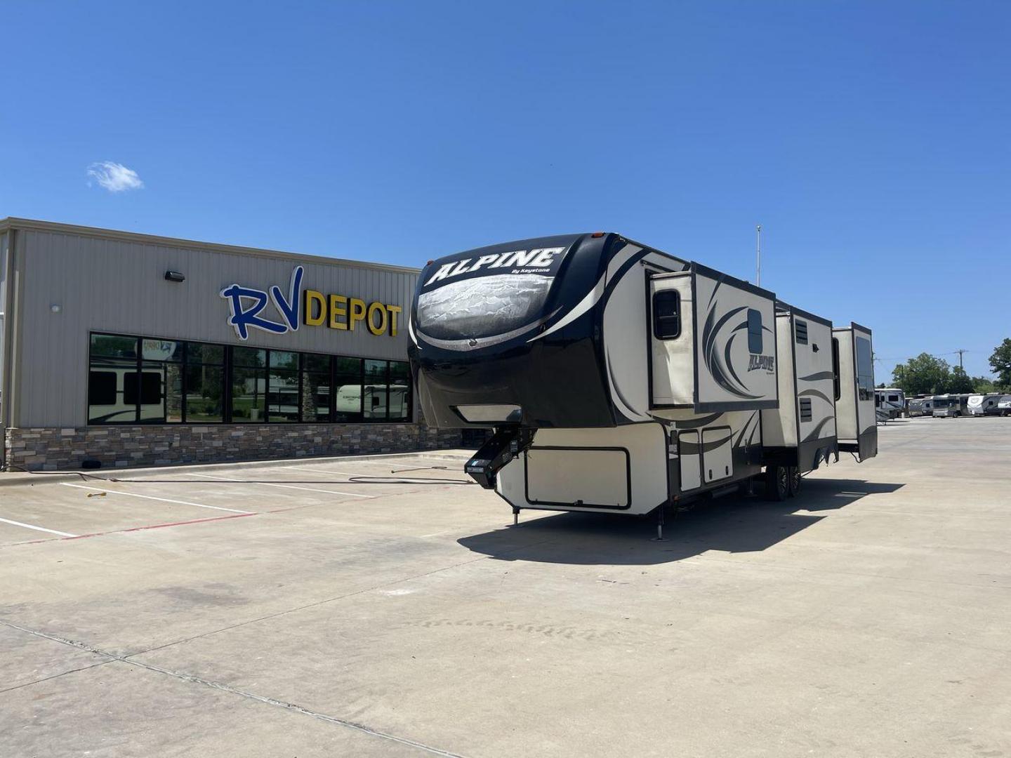 2015 WHITE KEYSTONE ALPINE 3535RE (4YDF35320FE) , Length: 39.08 ft. | Dry Weight: 12,416 lbs. | Gross Weight: 15,500 lbs. | Slides: 4 transmission, located at 4319 N Main St, Cleburne, TX, 76033, (817) 678-5133, 32.385960, -97.391212 - Improve your RV experience with the 2015 Keystone Alpine 3535RE, a high-end fifth wheel that embodies ease and style. This model, which is an impressive 39.08 feet long, was carefully made for discerning travelers who want a perfect mix of style and usefulness. Because it is made of an aluminum body - Photo#0