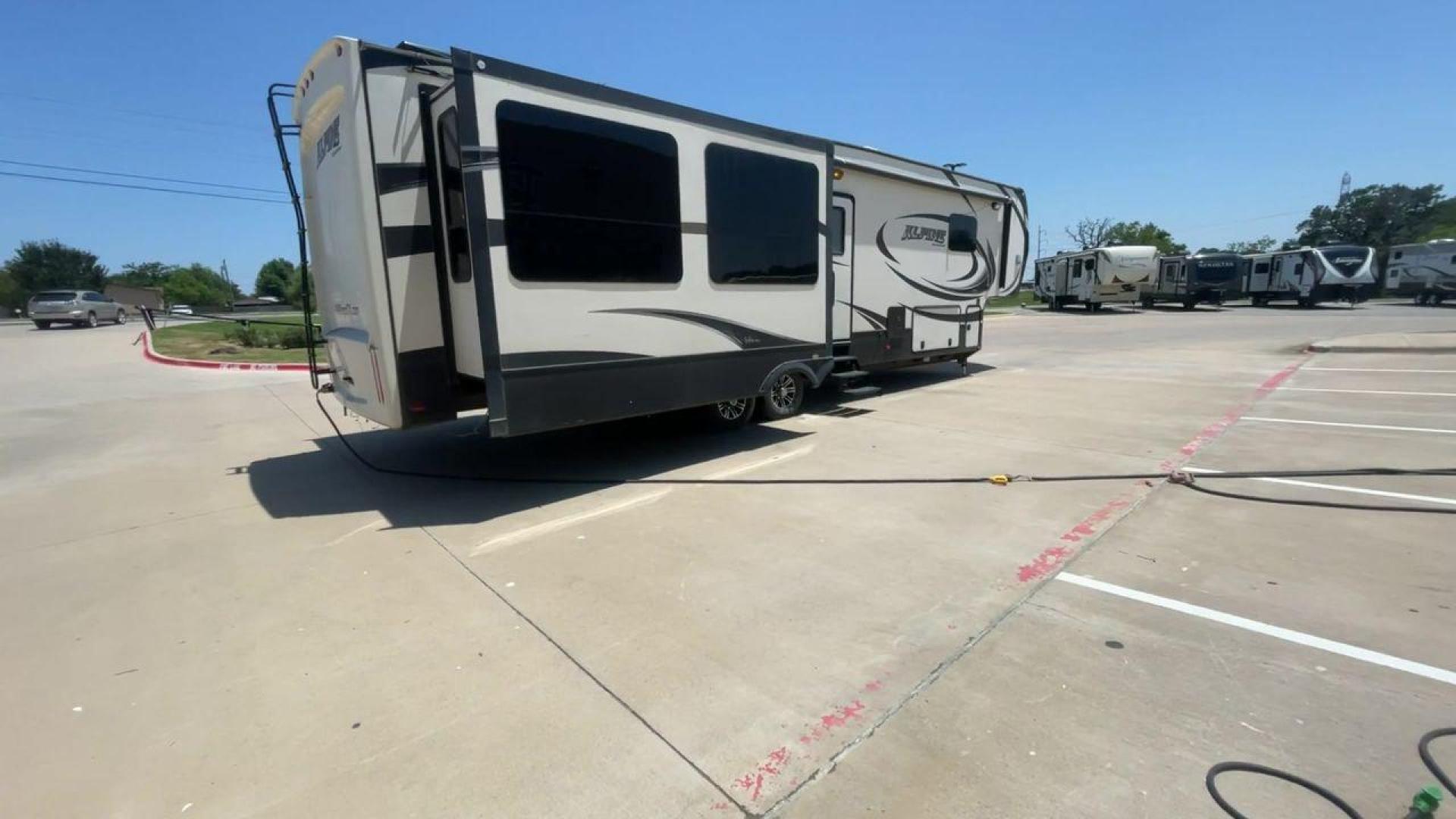 2015 WHITE KEYSTONE ALPINE 3535RE (4YDF35320FE) , Length: 39.08 ft. | Dry Weight: 12,416 lbs. | Gross Weight: 15,500 lbs. | Slides: 4 transmission, located at 4319 N Main St, Cleburne, TX, 76033, (817) 678-5133, 32.385960, -97.391212 - Improve your RV experience with the 2015 Keystone Alpine 3535RE, a high-end fifth wheel that embodies ease and style. This model, which is an impressive 39.08 feet long, was carefully made for discerning travelers who want a perfect mix of style and usefulness. Because it is made of an aluminum body - Photo#1