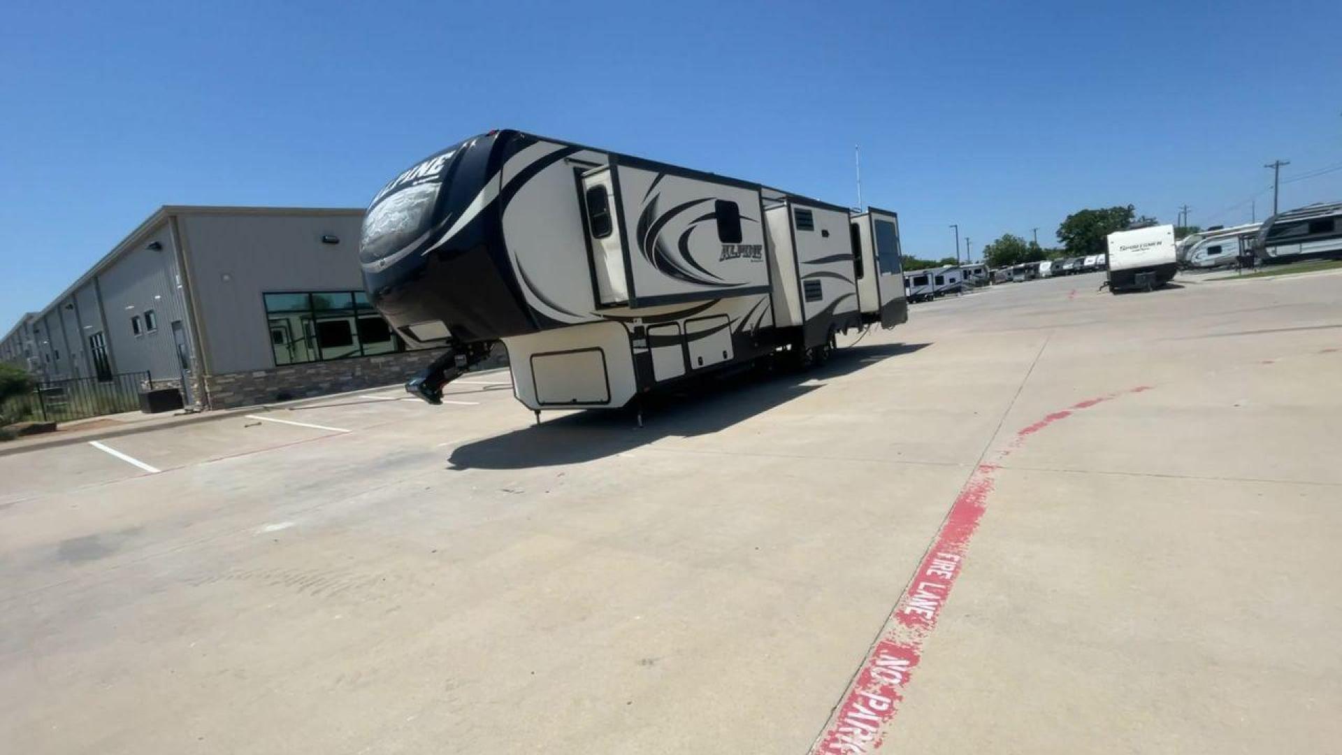 2015 WHITE KEYSTONE ALPINE 3535RE (4YDF35320FE) , Length: 39.08 ft. | Dry Weight: 12,416 lbs. | Gross Weight: 15,500 lbs. | Slides: 4 transmission, located at 4319 N Main St, Cleburne, TX, 76033, (817) 678-5133, 32.385960, -97.391212 - Improve your RV experience with the 2015 Keystone Alpine 3535RE, a high-end fifth wheel that embodies ease and style. This model, which is an impressive 39.08 feet long, was carefully made for discerning travelers who want a perfect mix of style and usefulness. Because it is made of an aluminum body - Photo#5