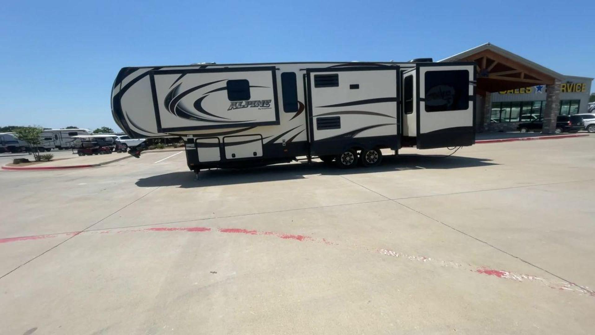 2015 WHITE KEYSTONE ALPINE 3535RE (4YDF35320FE) , Length: 39.08 ft. | Dry Weight: 12,416 lbs. | Gross Weight: 15,500 lbs. | Slides: 4 transmission, located at 4319 N Main St, Cleburne, TX, 76033, (817) 678-5133, 32.385960, -97.391212 - Improve your RV experience with the 2015 Keystone Alpine 3535RE, a high-end fifth wheel that embodies ease and style. This model, which is an impressive 39.08 feet long, was carefully made for discerning travelers who want a perfect mix of style and usefulness. Because it is made of an aluminum body - Photo#6