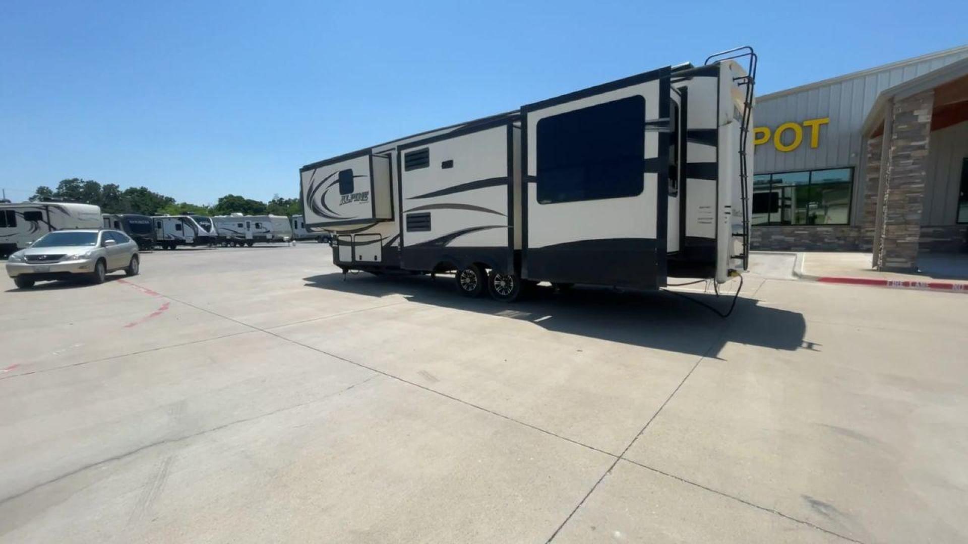 2015 WHITE KEYSTONE ALPINE 3535RE (4YDF35320FE) , Length: 39.08 ft. | Dry Weight: 12,416 lbs. | Gross Weight: 15,500 lbs. | Slides: 4 transmission, located at 4319 N Main St, Cleburne, TX, 76033, (817) 678-5133, 32.385960, -97.391212 - Improve your RV experience with the 2015 Keystone Alpine 3535RE, a high-end fifth wheel that embodies ease and style. This model, which is an impressive 39.08 feet long, was carefully made for discerning travelers who want a perfect mix of style and usefulness. Because it is made of an aluminum body - Photo#7