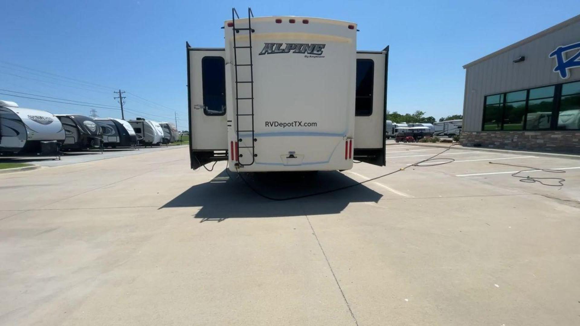 2015 WHITE KEYSTONE ALPINE 3535RE (4YDF35320FE) , Length: 39.08 ft. | Dry Weight: 12,416 lbs. | Gross Weight: 15,500 lbs. | Slides: 4 transmission, located at 4319 N Main St, Cleburne, TX, 76033, (817) 678-5133, 32.385960, -97.391212 - Improve your RV experience with the 2015 Keystone Alpine 3535RE, a high-end fifth wheel that embodies ease and style. This model, which is an impressive 39.08 feet long, was carefully made for discerning travelers who want a perfect mix of style and usefulness. Because it is made of an aluminum body - Photo#8