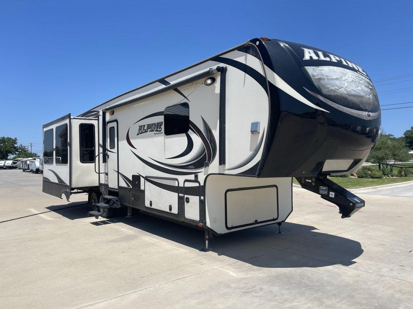 2015 WHITE KEYSTONE ALPINE 3535RE (4YDF35320FE) , Length: 39.08 ft. | Dry Weight: 12,416 lbs. | Gross Weight: 15,500 lbs. | Slides: 4 transmission, located at 4319 N Main St, Cleburne, TX, 76033, (817) 678-5133, 32.385960, -97.391212 - Improve your RV experience with the 2015 Keystone Alpine 3535RE, a high-end fifth wheel that embodies ease and style. This model, which is an impressive 39.08 feet long, was carefully made for discerning travelers who want a perfect mix of style and usefulness. Because it is made of an aluminum body - Photo#23