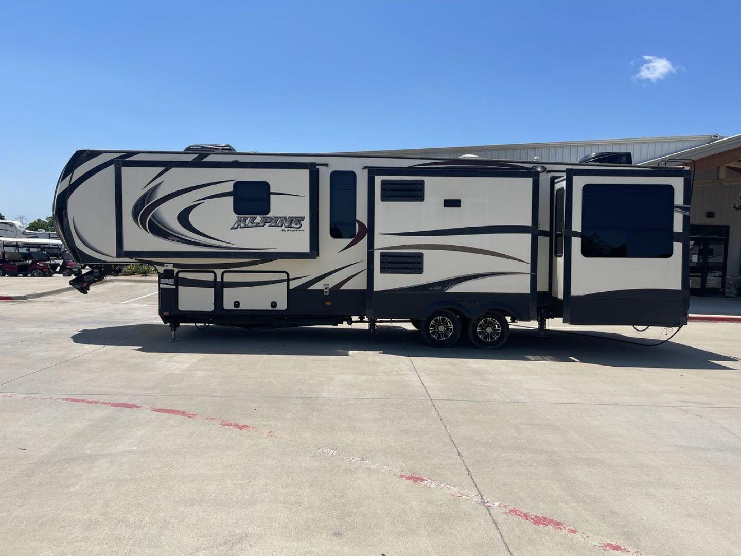 2015 WHITE KEYSTONE ALPINE 3535RE (4YDF35320FE) , Length: 39.08 ft. | Dry Weight: 12,416 lbs. | Gross Weight: 15,500 lbs. | Slides: 4 transmission, located at 4319 N Main St, Cleburne, TX, 76033, (817) 678-5133, 32.385960, -97.391212 - Improve your RV experience with the 2015 Keystone Alpine 3535RE, a high-end fifth wheel that embodies ease and style. This model, which is an impressive 39.08 feet long, was carefully made for discerning travelers who want a perfect mix of style and usefulness. Because it is made of an aluminum body - Photo#24