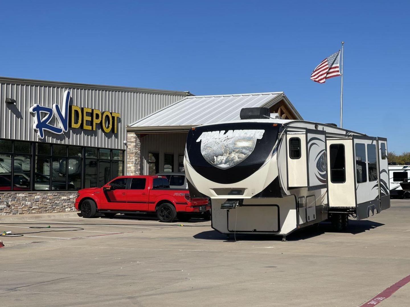 2015 WHITE KEYSTONE AVALANCHE 361TG (4YDF3612XFE) , Length: 39.67 ft. | Dry Weight: 13,015 lbs. | Slides: 5 transmission, located at 4319 N Main St, Cleburne, TX, 76033, (817) 678-5133, 32.385960, -97.391212 - Photo#0