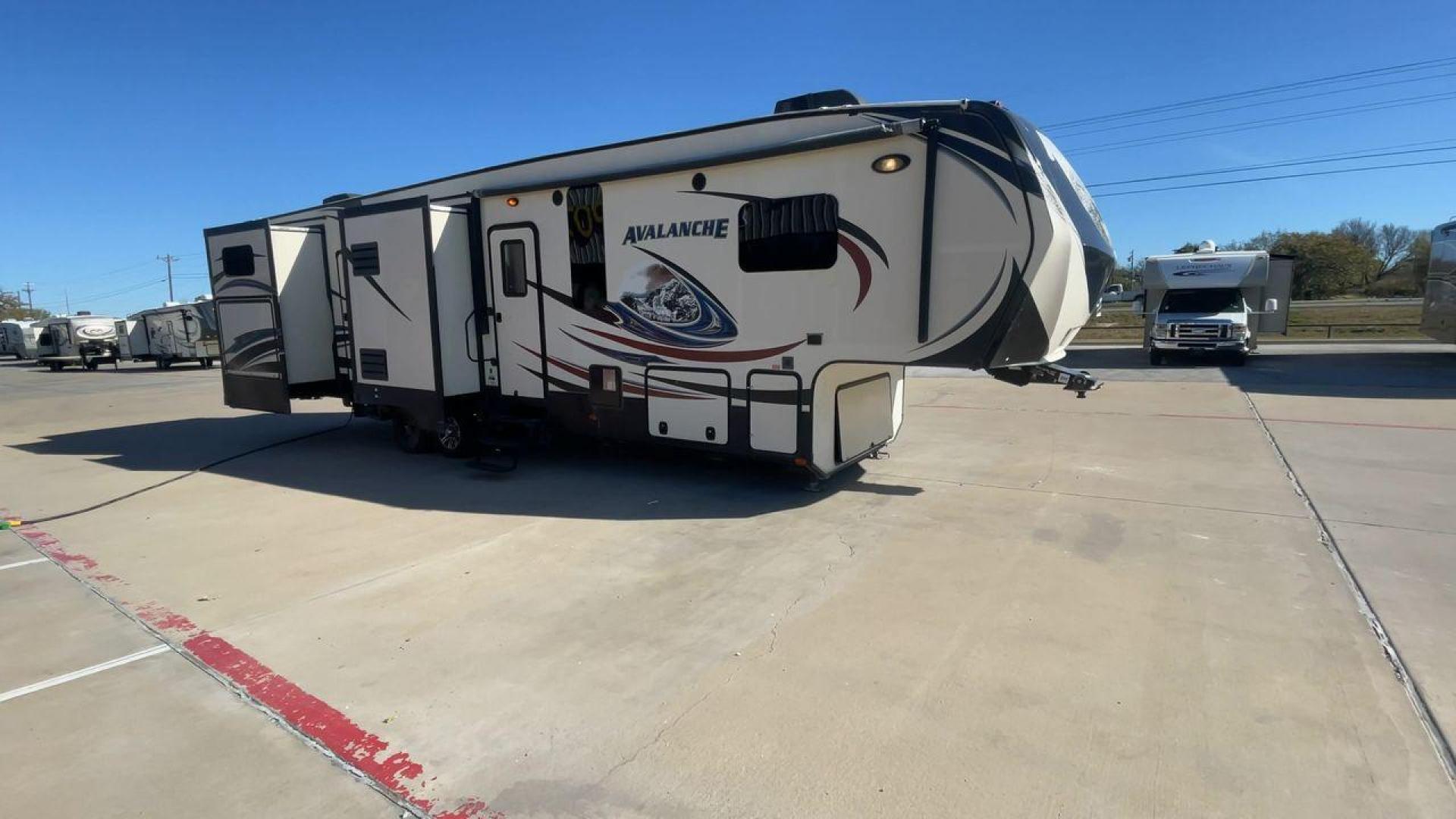 2015 WHITE KEYSTONE AVALANCHE 361TG (4YDF3612XFE) , Length: 39.67 ft. | Dry Weight: 13,015 lbs. | Slides: 5 transmission, located at 4319 N Main St, Cleburne, TX, 76033, (817) 678-5133, 32.385960, -97.391212 - Photo#3