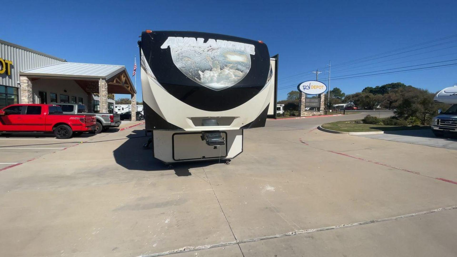 2015 WHITE KEYSTONE AVALANCHE 361TG (4YDF3612XFE) , Length: 39.67 ft. | Dry Weight: 13,015 lbs. | Slides: 5 transmission, located at 4319 N Main St, Cleburne, TX, 76033, (817) 678-5133, 32.385960, -97.391212 - Photo#4