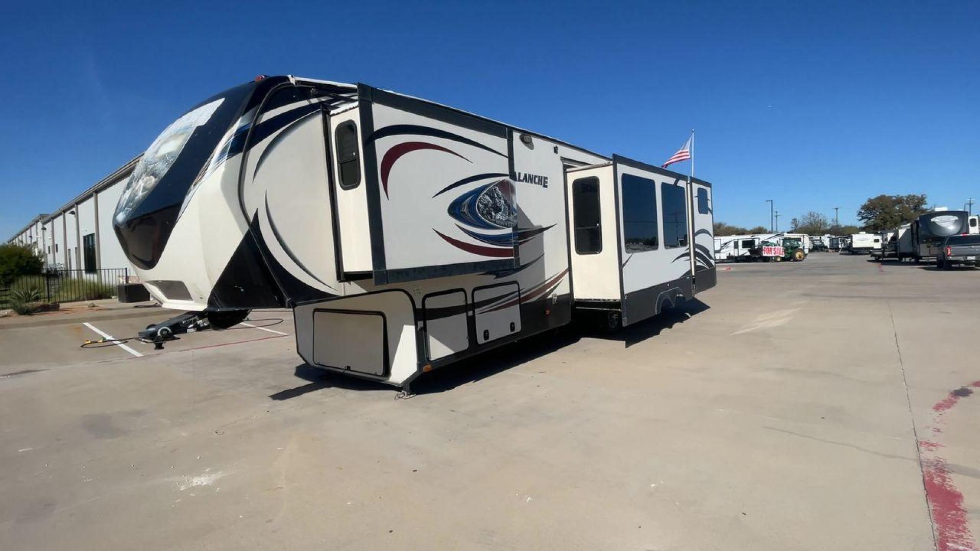 2015 WHITE KEYSTONE AVALANCHE 361TG (4YDF3612XFE) , Length: 39.67 ft. | Dry Weight: 13,015 lbs. | Slides: 5 transmission, located at 4319 N Main St, Cleburne, TX, 76033, (817) 678-5133, 32.385960, -97.391212 - Photo#5