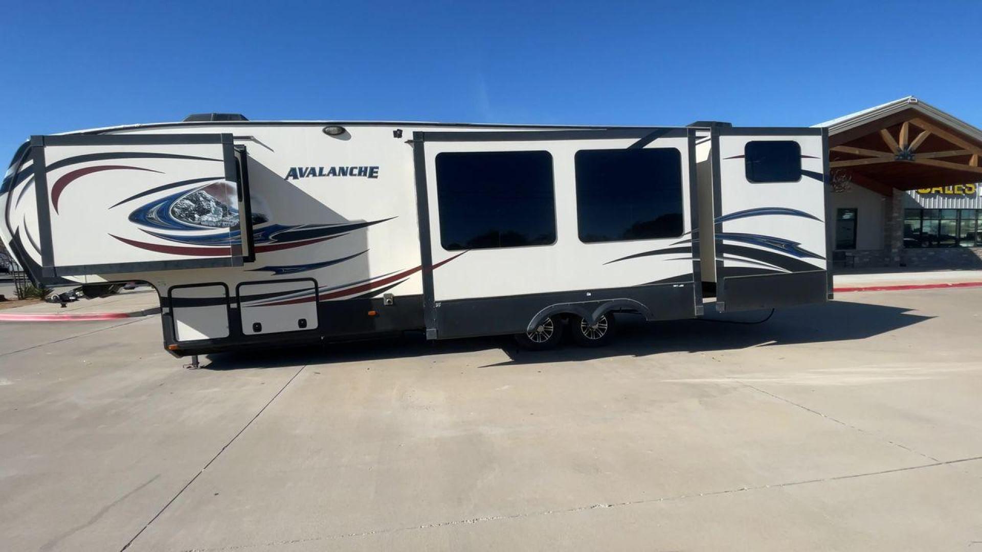 2015 WHITE KEYSTONE AVALANCHE 361TG (4YDF3612XFE) , Length: 39.67 ft. | Dry Weight: 13,015 lbs. | Slides: 5 transmission, located at 4319 N Main St, Cleburne, TX, 76033, (817) 678-5133, 32.385960, -97.391212 - Photo#6