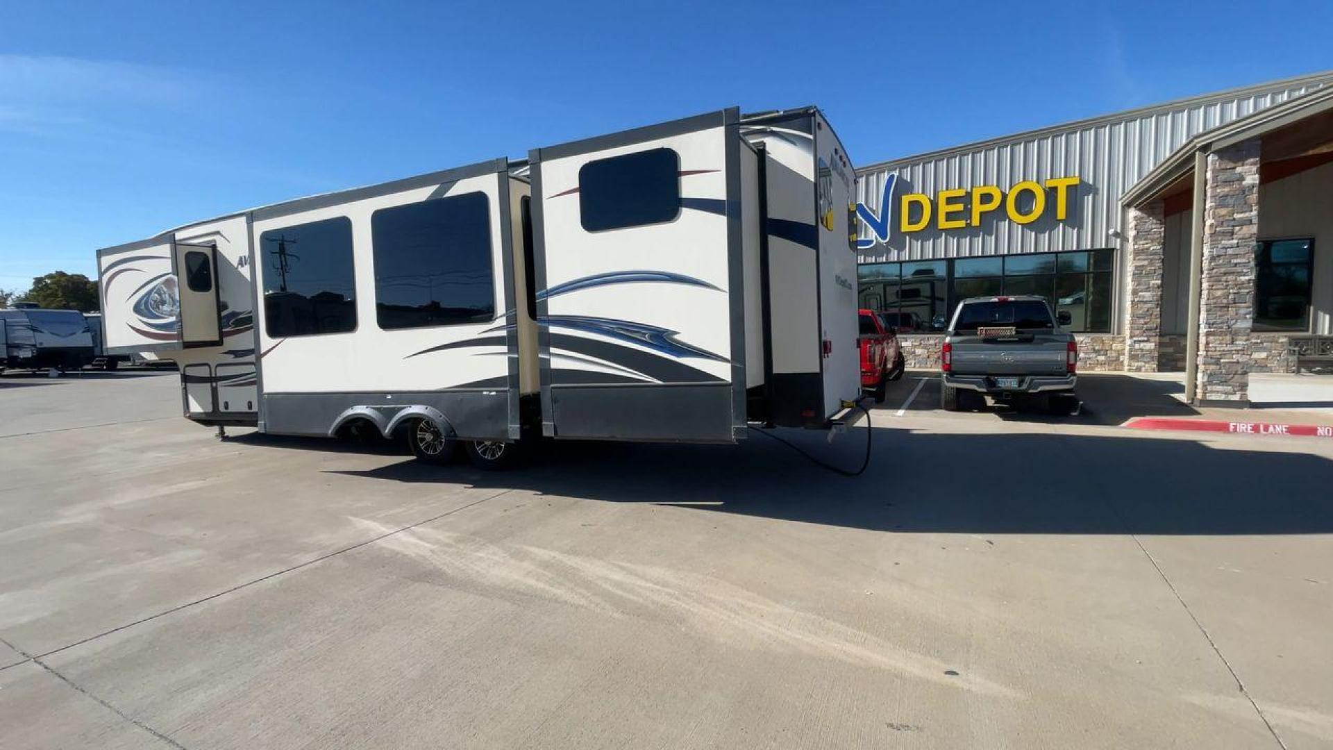 2015 WHITE KEYSTONE AVALANCHE 361TG (4YDF3612XFE) , Length: 39.67 ft. | Dry Weight: 13,015 lbs. | Slides: 5 transmission, located at 4319 N Main St, Cleburne, TX, 76033, (817) 678-5133, 32.385960, -97.391212 - Photo#7