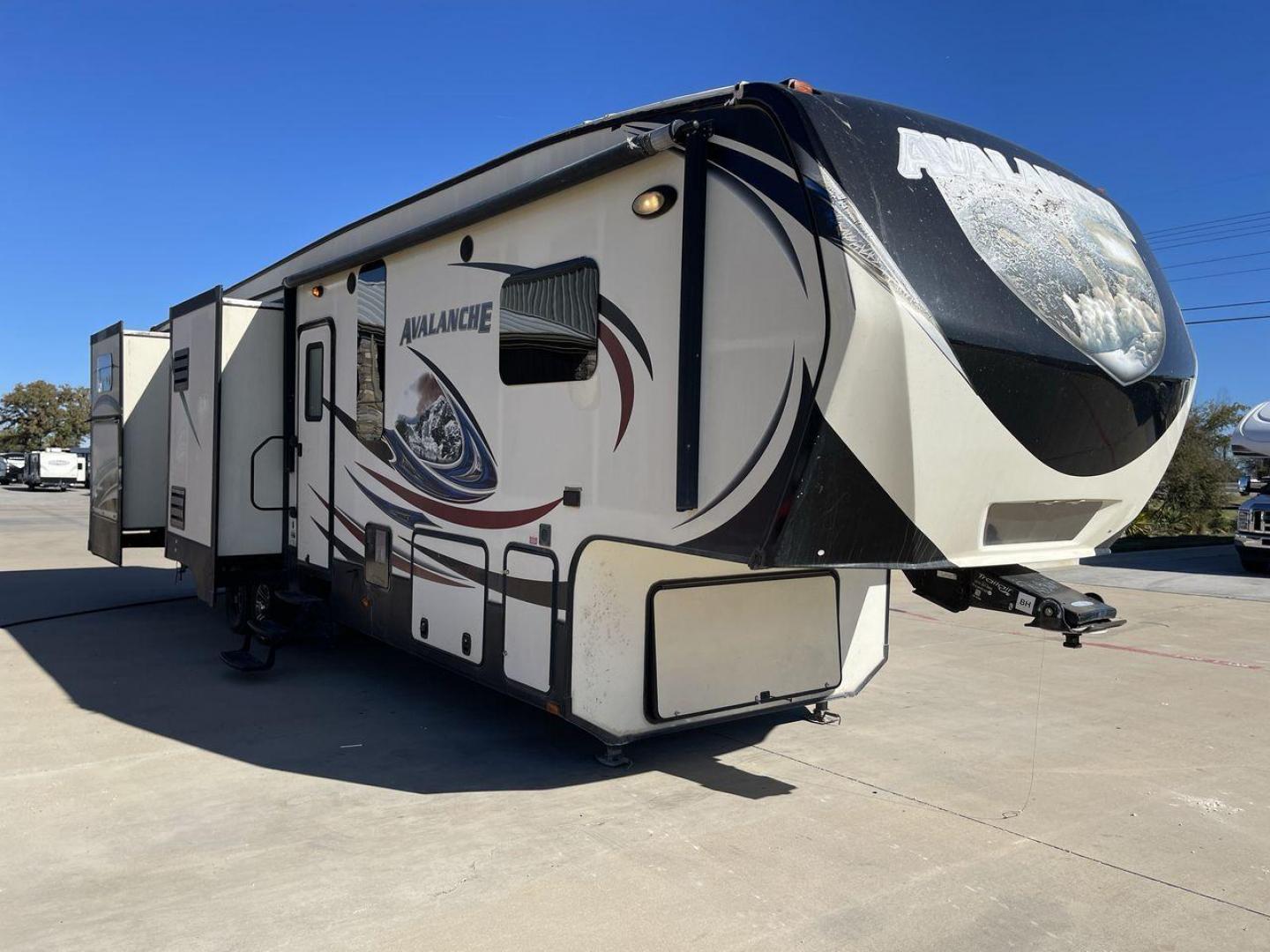 2015 WHITE KEYSTONE AVALANCHE 361TG (4YDF3612XFE) , Length: 39.67 ft. | Dry Weight: 13,015 lbs. | Slides: 5 transmission, located at 4319 N Main St, Cleburne, TX, 76033, (817) 678-5133, 32.385960, -97.391212 - Photo#23