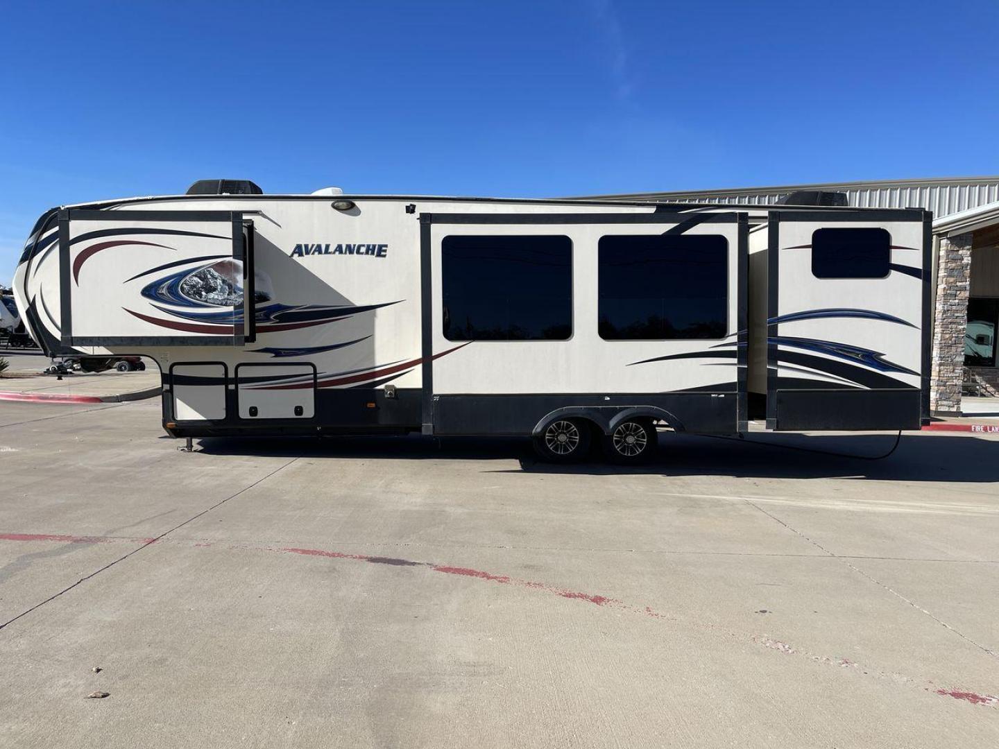 2015 WHITE KEYSTONE AVALANCHE 361TG (4YDF3612XFE) , Length: 39.67 ft. | Dry Weight: 13,015 lbs. | Slides: 5 transmission, located at 4319 N Main St, Cleburne, TX, 76033, (817) 678-5133, 32.385960, -97.391212 - Photo#24