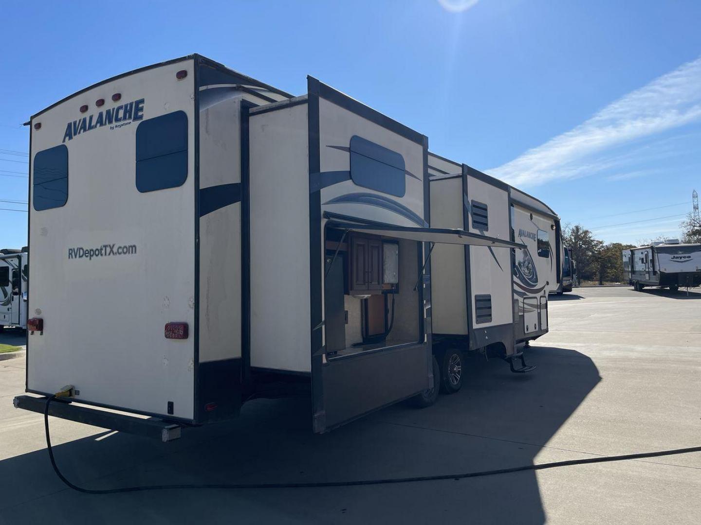 2015 WHITE KEYSTONE AVALANCHE 361TG (4YDF3612XFE) , Length: 39.67 ft. | Dry Weight: 13,015 lbs. | Slides: 5 transmission, located at 4319 N Main St, Cleburne, TX, 76033, (817) 678-5133, 32.385960, -97.391212 - Photo#25