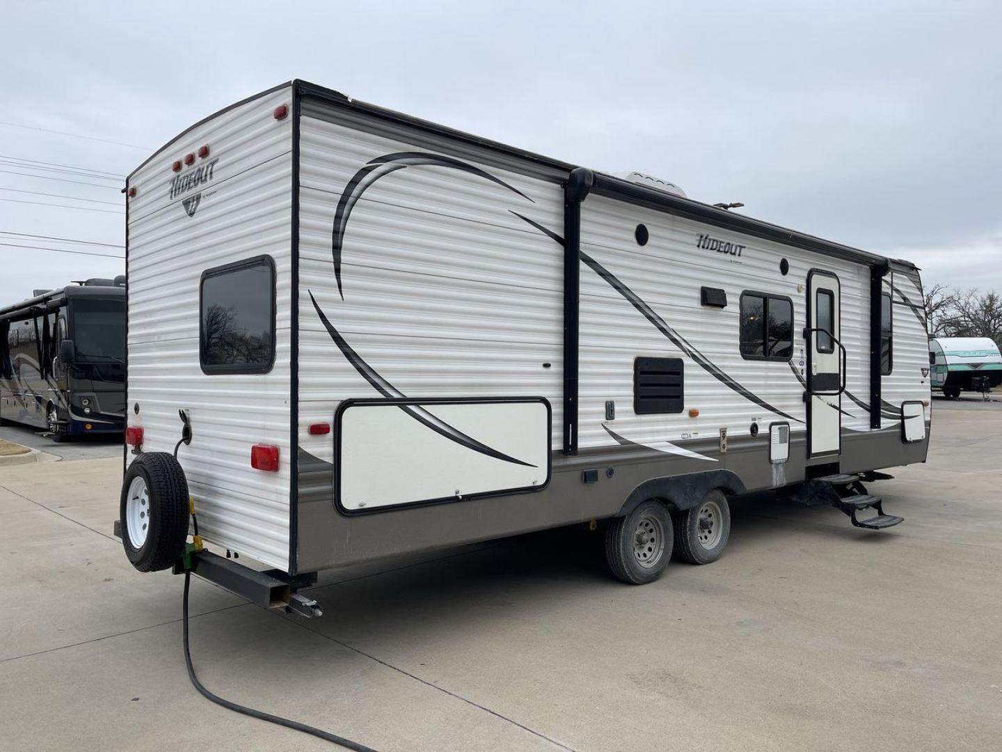 2015 WHITE KEYSTONE HIDEOUT 27DBS - (4YDT27D23F7) , Length: 31.5 ft. | Dry Weight: 6,505 lbs. | Gross Weight: 7,865 lbs. | Slides: 1 transmission, located at 4319 N Main St, Cleburne, TX, 76033, (817) 678-5133, 32.385960, -97.391212 - GQ405B4AF0B2 GQ405B4B079D - Photo#0