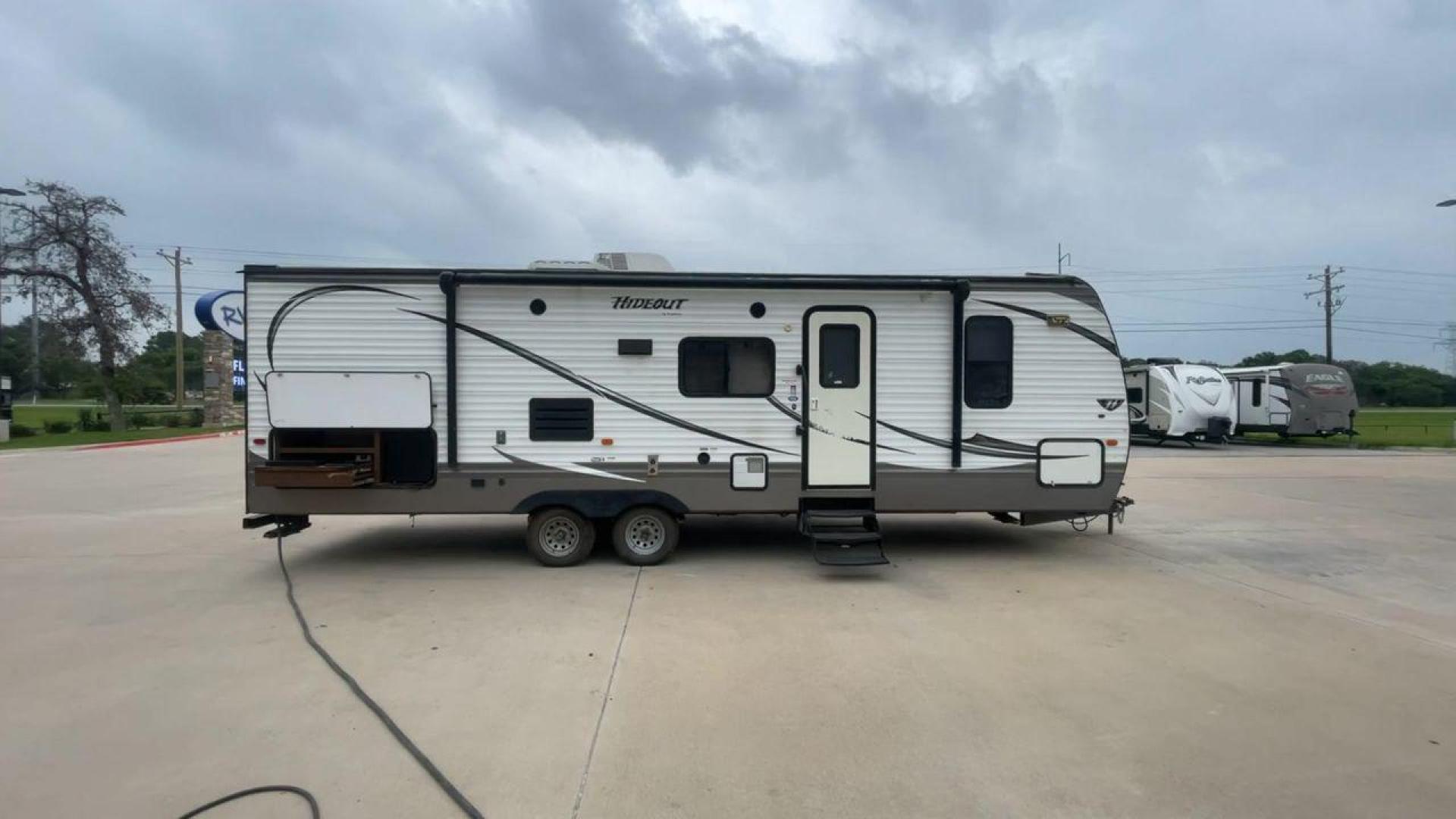 2015 WHITE KEYSTONE HIDEOUT 27DBS - (4YDT27D23F7) , Length: 31.5 ft. | Dry Weight: 6,505 lbs. | Gross Weight: 7,865 lbs. | Slides: 1 transmission, located at 4319 N Main St, Cleburne, TX, 76033, (817) 678-5133, 32.385960, -97.391212 - GQ405B4AF0B2 GQ405B4B079D - Photo#3