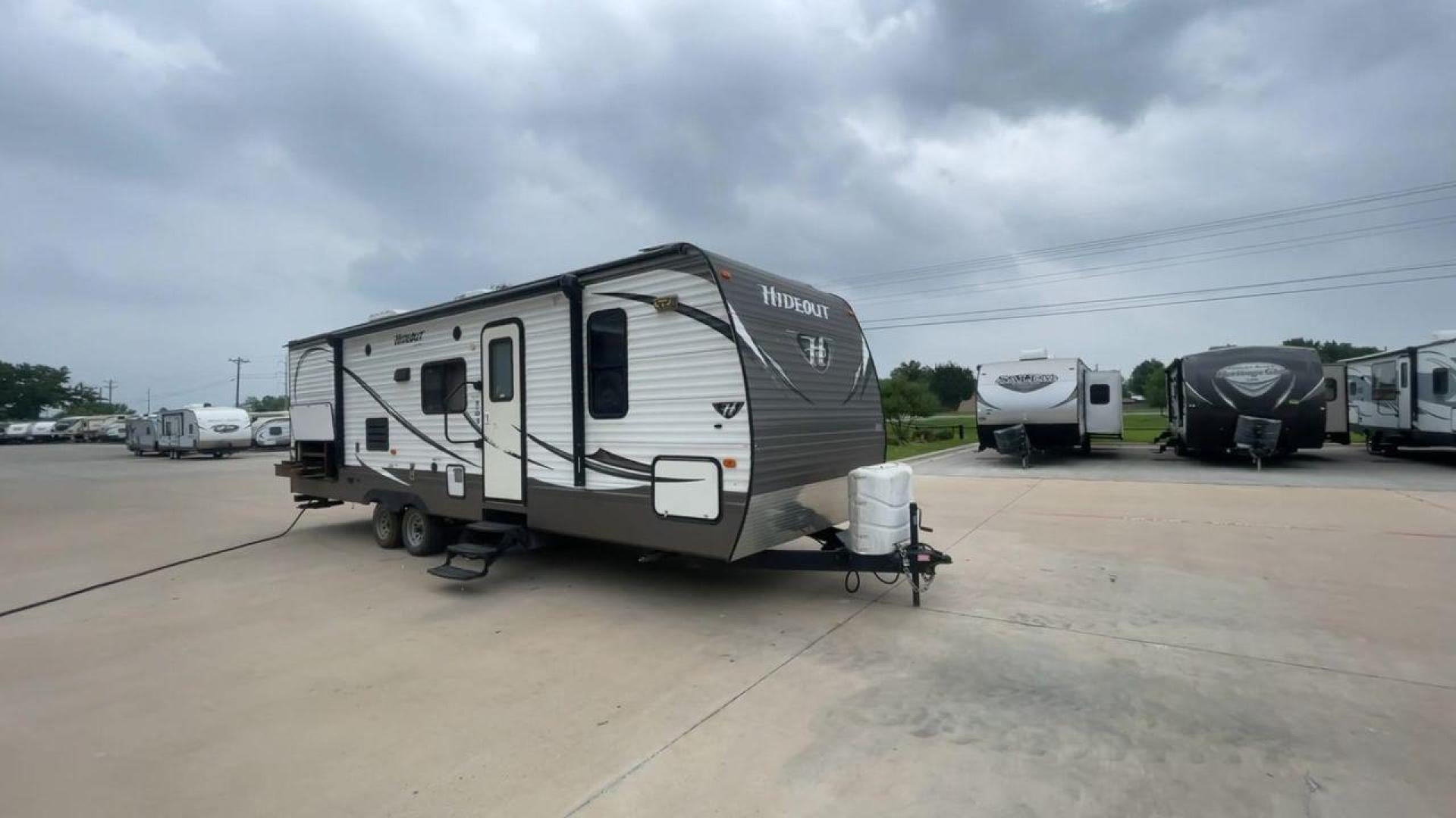 2015 WHITE KEYSTONE HIDEOUT 27DBS - (4YDT27D23F7) , Length: 31.5 ft. | Dry Weight: 6,505 lbs. | Gross Weight: 7,865 lbs. | Slides: 1 transmission, located at 4319 N Main St, Cleburne, TX, 76033, (817) 678-5133, 32.385960, -97.391212 - GQ405B4AF0B2 GQ405B4B079D - Photo#4