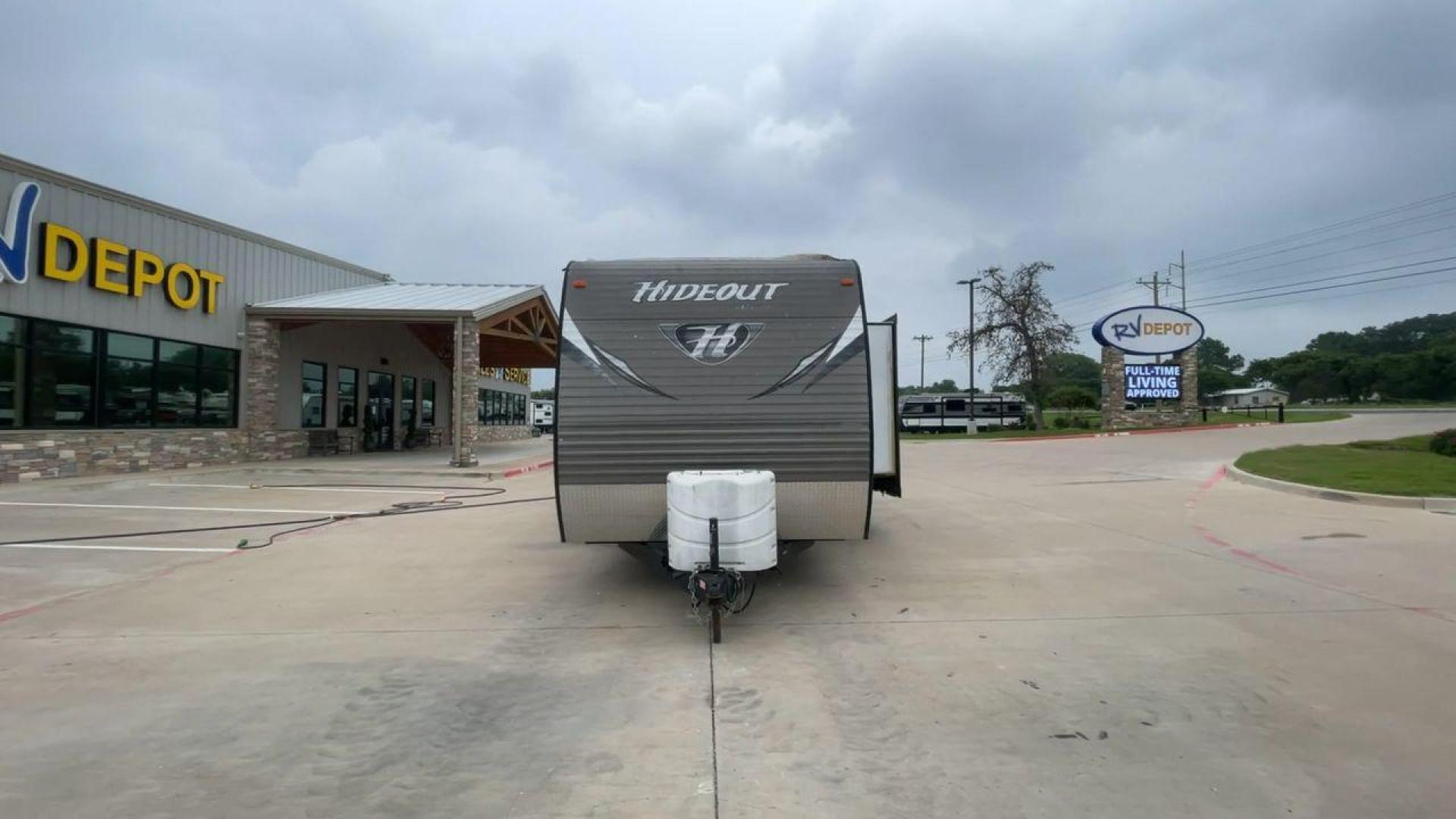 2015 WHITE KEYSTONE HIDEOUT 27DBS - (4YDT27D23F7) , Length: 31.5 ft. | Dry Weight: 6,505 lbs. | Gross Weight: 7,865 lbs. | Slides: 1 transmission, located at 4319 N Main St, Cleburne, TX, 76033, (817) 678-5133, 32.385960, -97.391212 - GQ405B4AF0B2 GQ405B4B079D - Photo#5