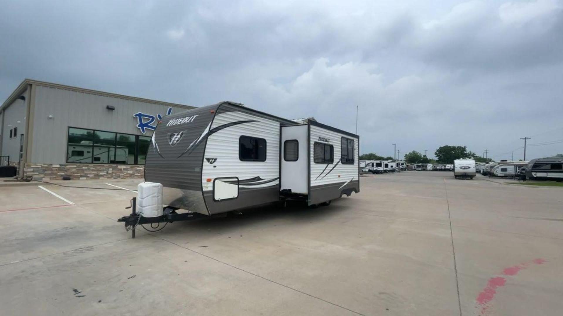 2015 WHITE KEYSTONE HIDEOUT 27DBS - (4YDT27D23F7) , Length: 31.5 ft. | Dry Weight: 6,505 lbs. | Gross Weight: 7,865 lbs. | Slides: 1 transmission, located at 4319 N Main St, Cleburne, TX, 76033, (817) 678-5133, 32.385960, -97.391212 - GQ405B4AF0B2 GQ405B4B079D - Photo#6