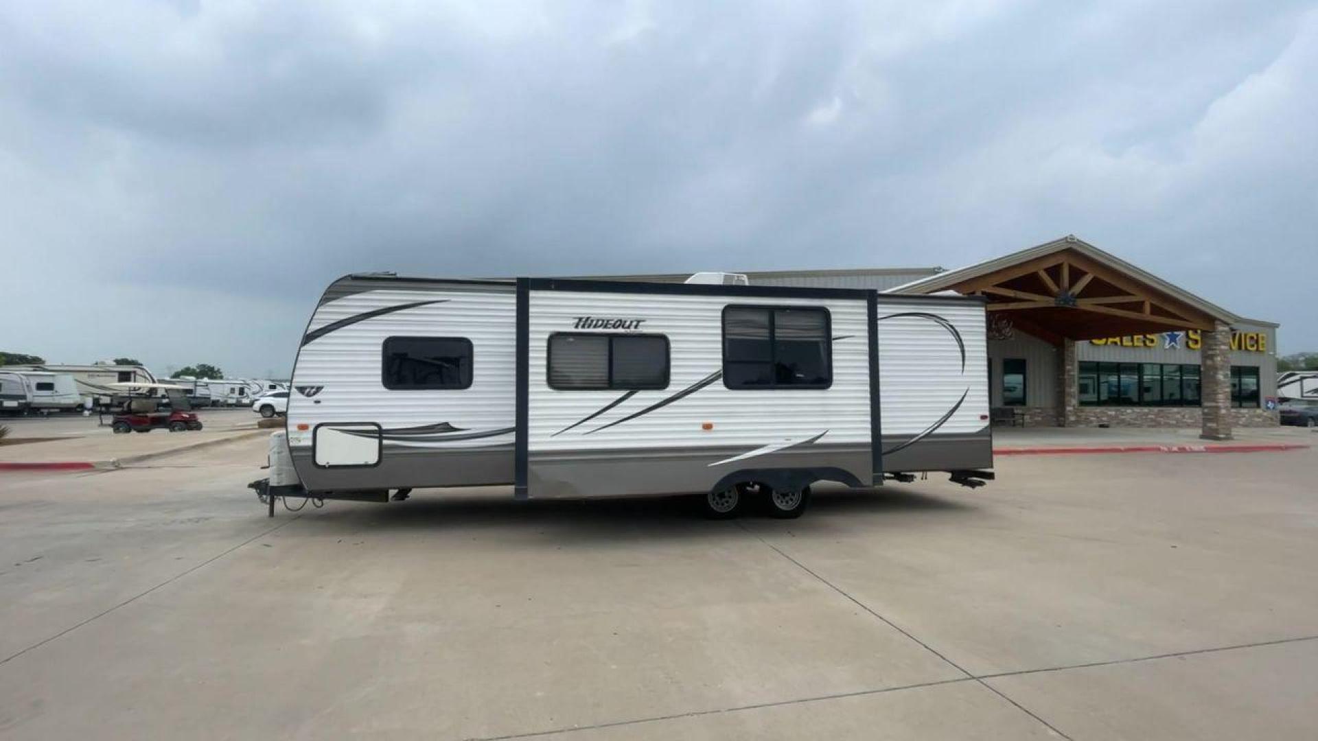 2015 WHITE KEYSTONE HIDEOUT 27DBS - (4YDT27D23F7) , Length: 31.5 ft. | Dry Weight: 6,505 lbs. | Gross Weight: 7,865 lbs. | Slides: 1 transmission, located at 4319 N Main St, Cleburne, TX, 76033, (817) 678-5133, 32.385960, -97.391212 - GQ405B4AF0B2 GQ405B4B079D - Photo#7