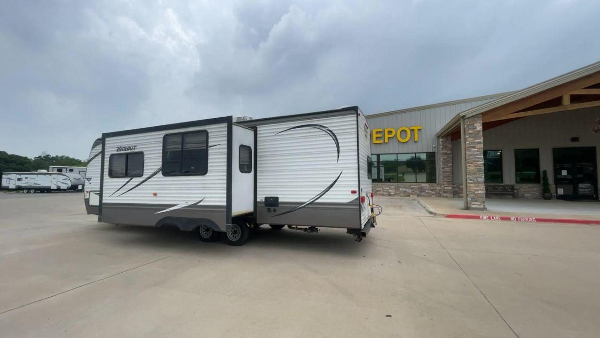 2015 WHITE KEYSTONE HIDEOUT 27DBS - (4YDT27D23F7) , Length: 31.5 ft. | Dry Weight: 6,505 lbs. | Gross Weight: 7,865 lbs. | Slides: 1 transmission, located at 4319 N Main St, Cleburne, TX, 76033, (817) 678-5133, 32.385960, -97.391212 - GQ405B4AF0B2 GQ405B4B079D - Photo#8