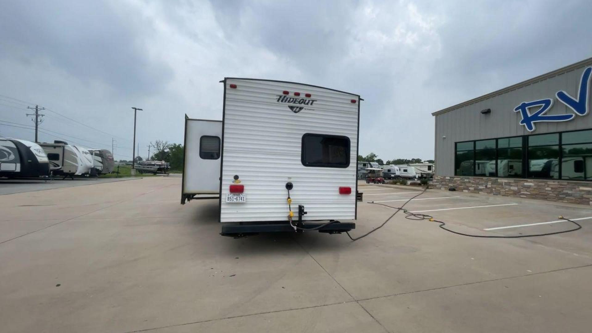 2015 WHITE KEYSTONE HIDEOUT 27DBS - (4YDT27D23F7) , Length: 31.5 ft. | Dry Weight: 6,505 lbs. | Gross Weight: 7,865 lbs. | Slides: 1 transmission, located at 4319 N Main St, Cleburne, TX, 76033, (817) 678-5133, 32.385960, -97.391212 - GQ405B4AF0B2 GQ405B4B079D - Photo#9