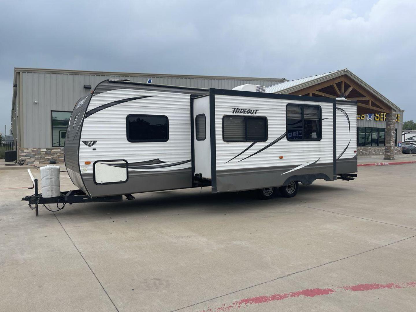 2015 WHITE KEYSTONE HIDEOUT 27DBS - (4YDT27D23F7) , Length: 31.5 ft. | Dry Weight: 6,505 lbs. | Gross Weight: 7,865 lbs. | Slides: 1 transmission, located at 4319 N Main St, Cleburne, TX, 76033, (817) 678-5133, 32.385960, -97.391212 - GQ405B4AF0B2 GQ405B4B079D - Photo#24