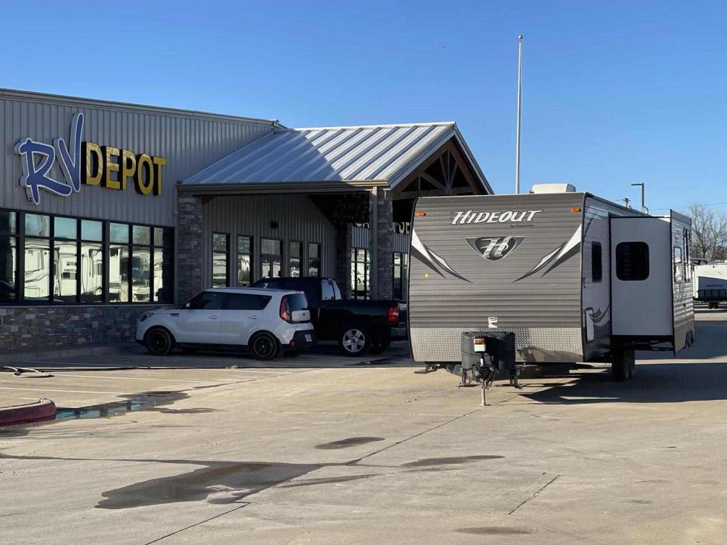 2015 KEYSTONE HIDEOUT 28BHS (4YDT28B20F7) , Length: 32.25 ft. | Dry Weight: 6,726 lbs. | Gross Weight: 9,695 lbs. | Slides: 1 transmission, located at 4319 N Main St, Cleburne, TX, 76033, (817) 678-5133, 32.385960, -97.391212 - Photo#0