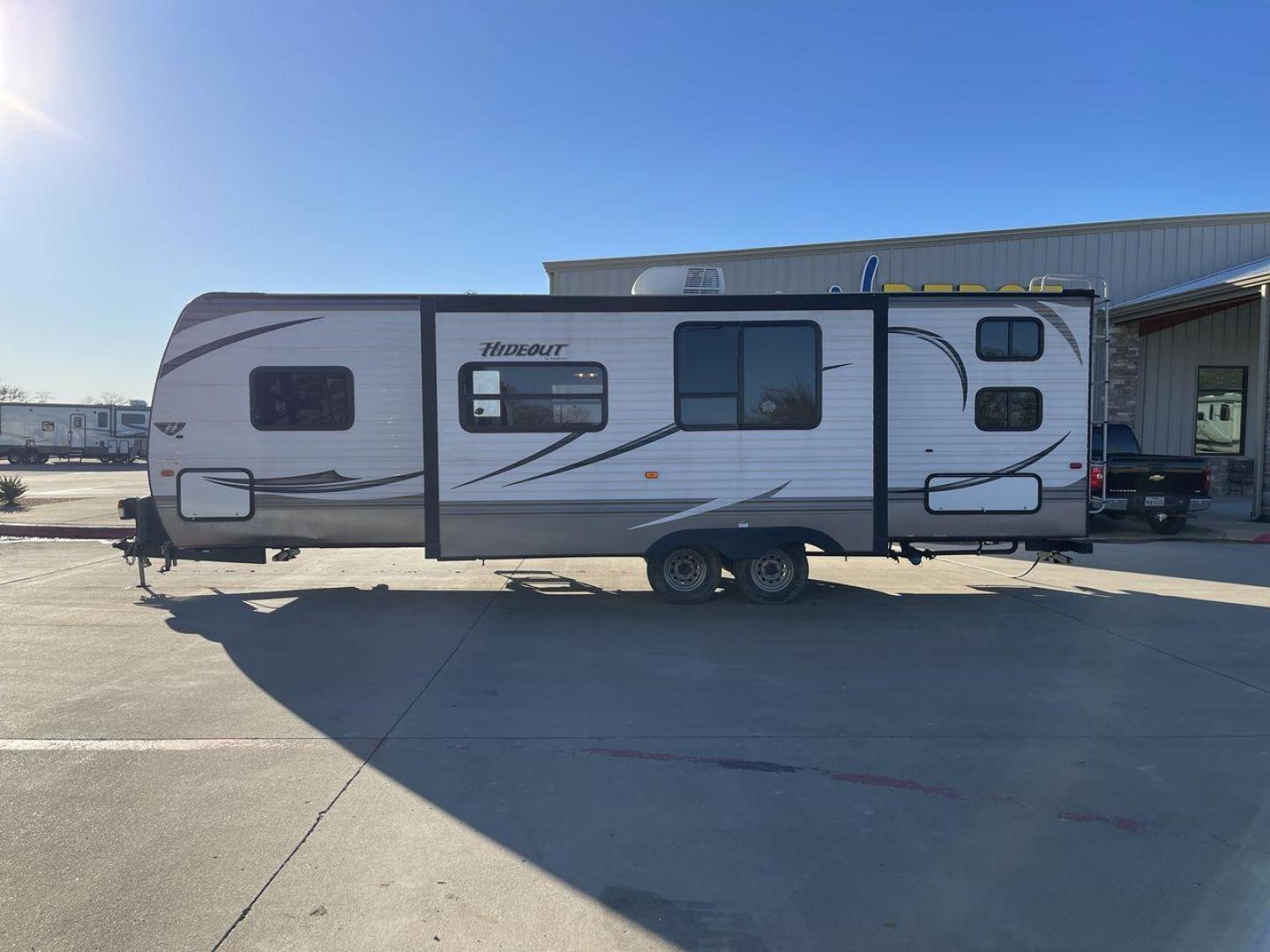 2015 KEYSTONE HIDEOUT 28BHS (4YDT28B20F7) , Length: 32.25 ft. | Dry Weight: 6,726 lbs. | Gross Weight: 9,695 lbs. | Slides: 1 transmission, located at 4319 N Main St, Cleburne, TX, 76033, (817) 678-5133, 32.385960, -97.391212 - Photo#23