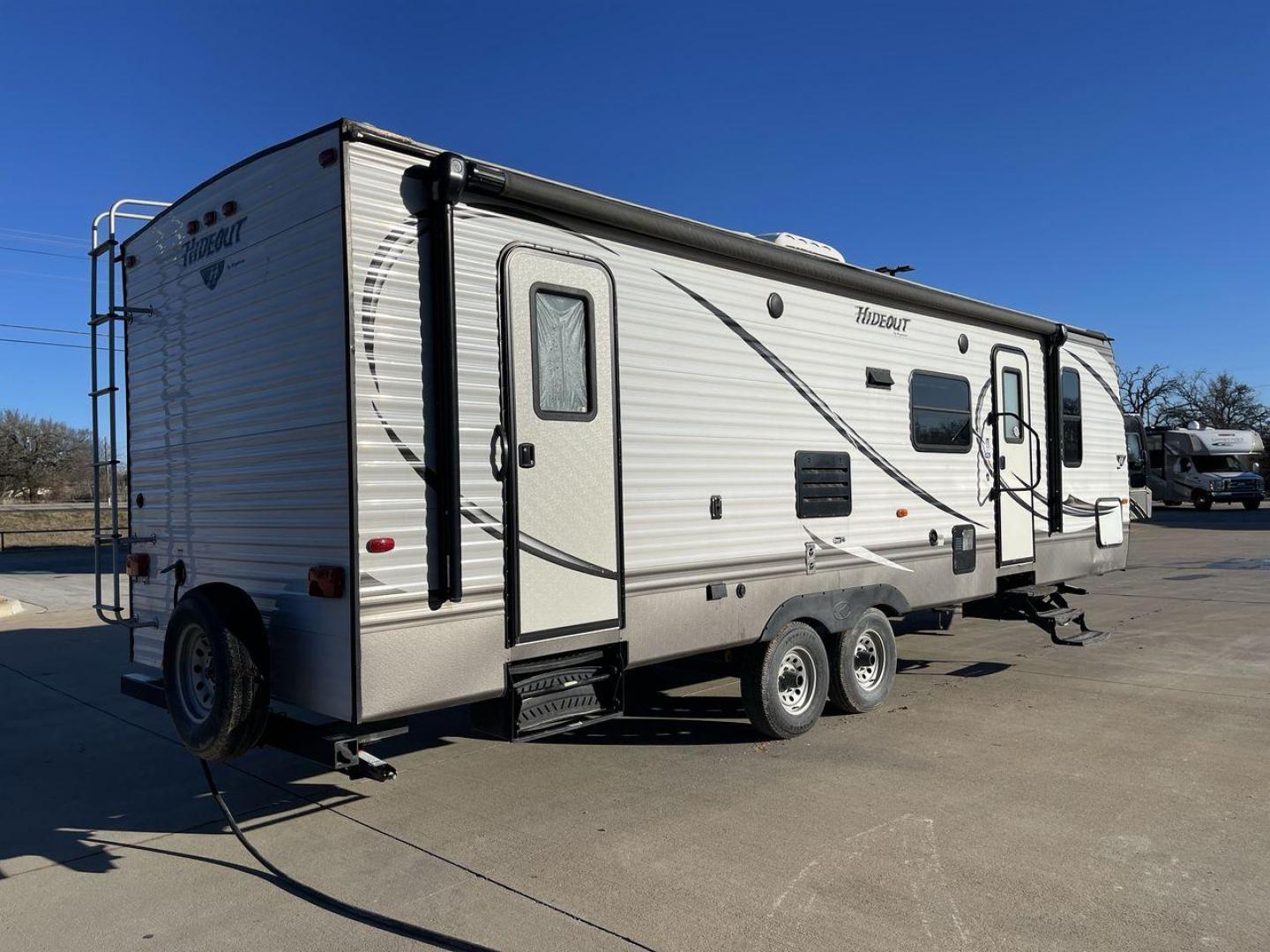 2015 KEYSTONE HIDEOUT 28BHS (4YDT28B20F7) , Length: 32.25 ft. | Dry Weight: 6,726 lbs. | Gross Weight: 9,695 lbs. | Slides: 1 transmission, located at 4319 N Main St, Cleburne, TX, 76033, (817) 678-5133, 32.385960, -97.391212 - Photo#24