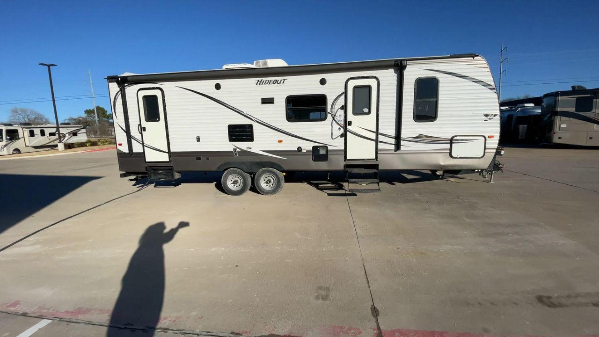 2015 KEYSTONE HIDEOUT 28BHS (4YDT28B20F7) , Length: 32.25 ft. | Dry Weight: 6,726 lbs. | Gross Weight: 9,695 lbs. | Slides: 1 transmission, located at 4319 N Main St, Cleburne, TX, 76033, (817) 678-5133, 32.385960, -97.391212 - Photo#2