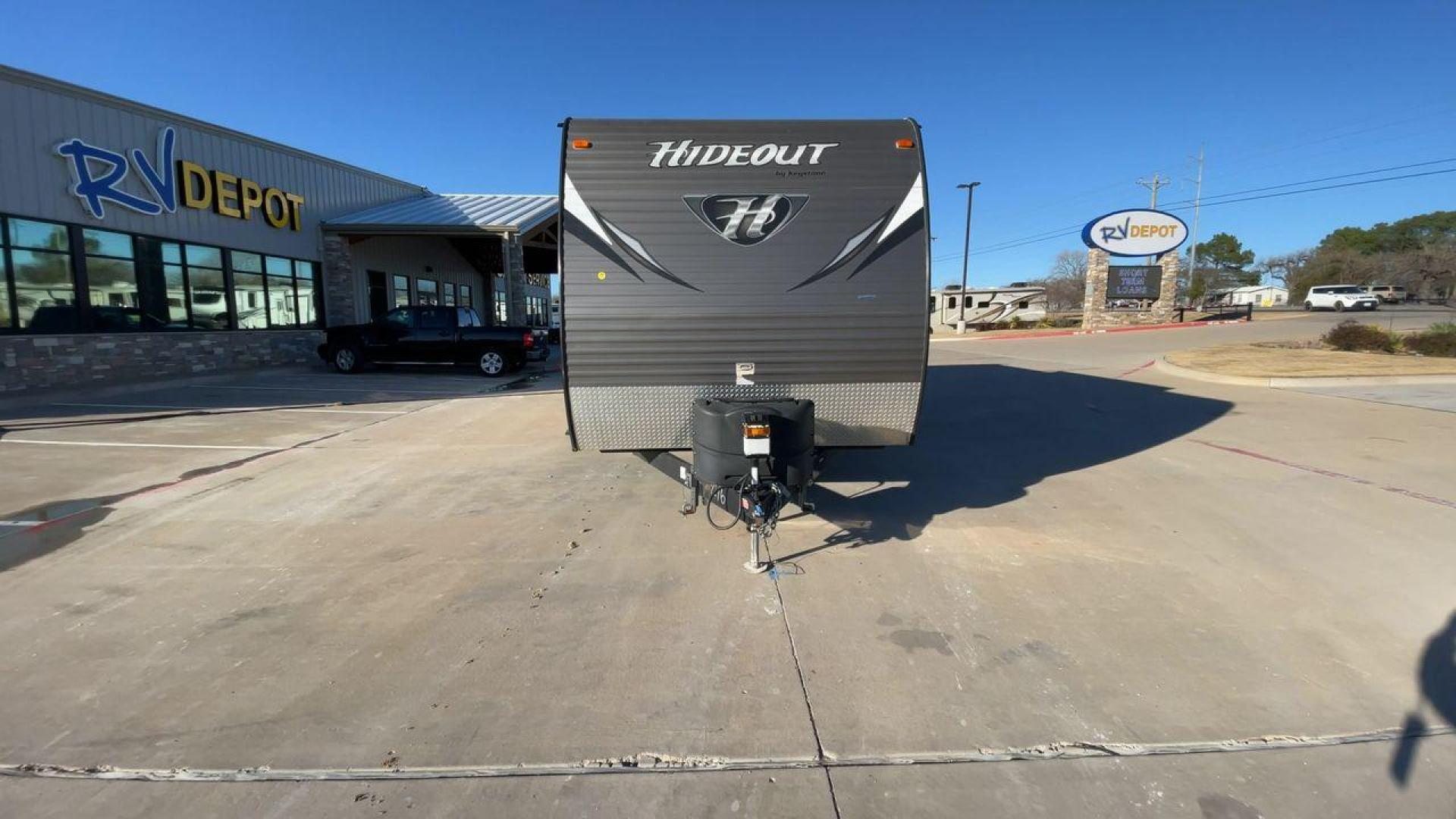 2015 KEYSTONE HIDEOUT 28BHS (4YDT28B20F7) , Length: 32.25 ft. | Dry Weight: 6,726 lbs. | Gross Weight: 9,695 lbs. | Slides: 1 transmission, located at 4319 N Main St, Cleburne, TX, 76033, (817) 678-5133, 32.385960, -97.391212 - Photo#4