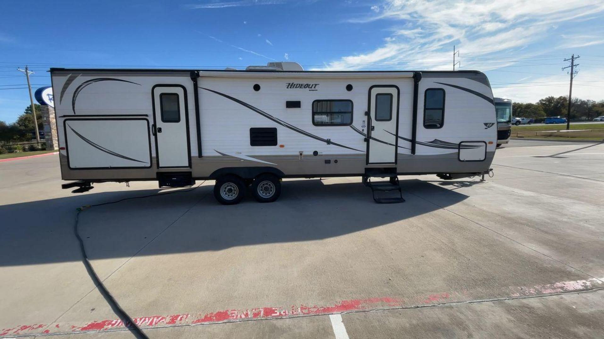 2015 KEYSTONE HIDEOUT 31RBDS (4YDT31R29F7) , Length: 35.67 ft. | Dry Weight: 7,660 lbs. | Gross Weight: 9,665 lbs. | Slides: 2 transmission, located at 4319 N Main St, Cleburne, TX, 76033, (817) 678-5133, 32.385960, -97.391212 - Photo#2