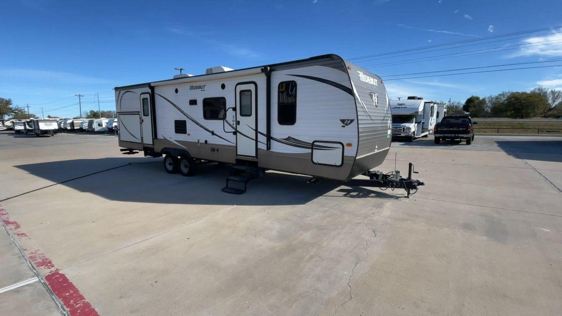 2015 KEYSTONE HIDEOUT 31RBDS (4YDT31R29F7) , Length: 35.67 ft. | Dry Weight: 7,660 lbs. | Gross Weight: 9,665 lbs. | Slides: 2 transmission, located at 4319 N Main St, Cleburne, TX, 76033, (817) 678-5133, 32.385960, -97.391212 - Photo#3