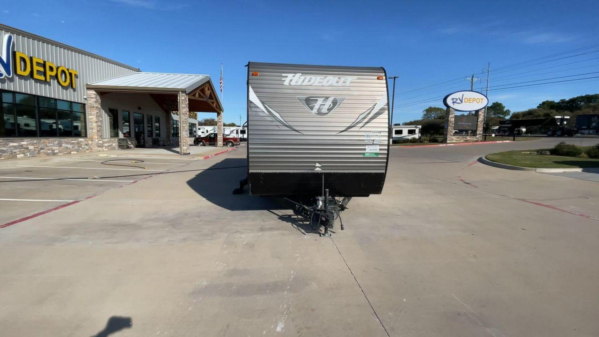 2015 KEYSTONE HIDEOUT 31RBDS (4YDT31R29F7) , Length: 35.67 ft. | Dry Weight: 7,660 lbs. | Gross Weight: 9,665 lbs. | Slides: 2 transmission, located at 4319 N Main St, Cleburne, TX, 76033, (817) 678-5133, 32.385960, -97.391212 - Photo#4