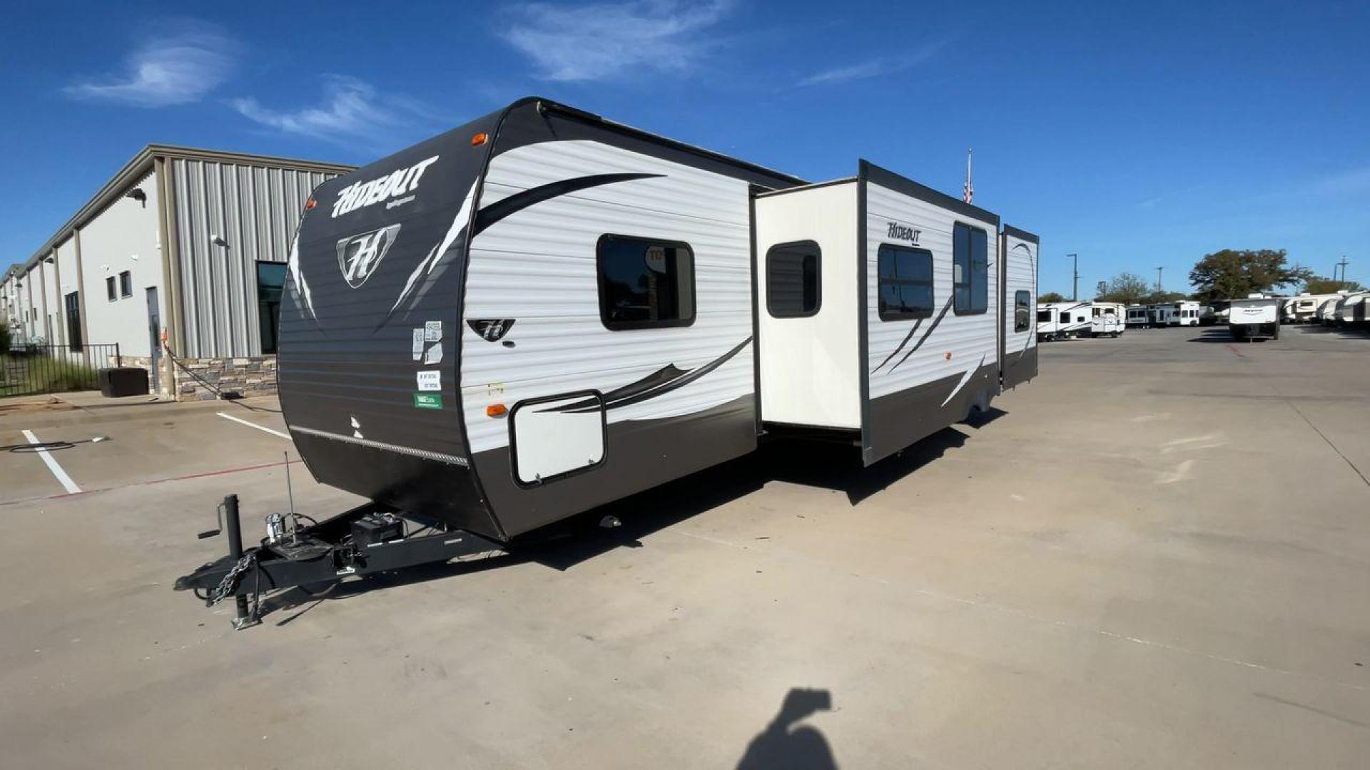 2015 KEYSTONE HIDEOUT 31RBDS (4YDT31R29F7) , Length: 35.67 ft. | Dry Weight: 7,660 lbs. | Gross Weight: 9,665 lbs. | Slides: 2 transmission, located at 4319 N Main St, Cleburne, TX, 76033, (817) 678-5133, 32.385960, -97.391212 - Photo#5