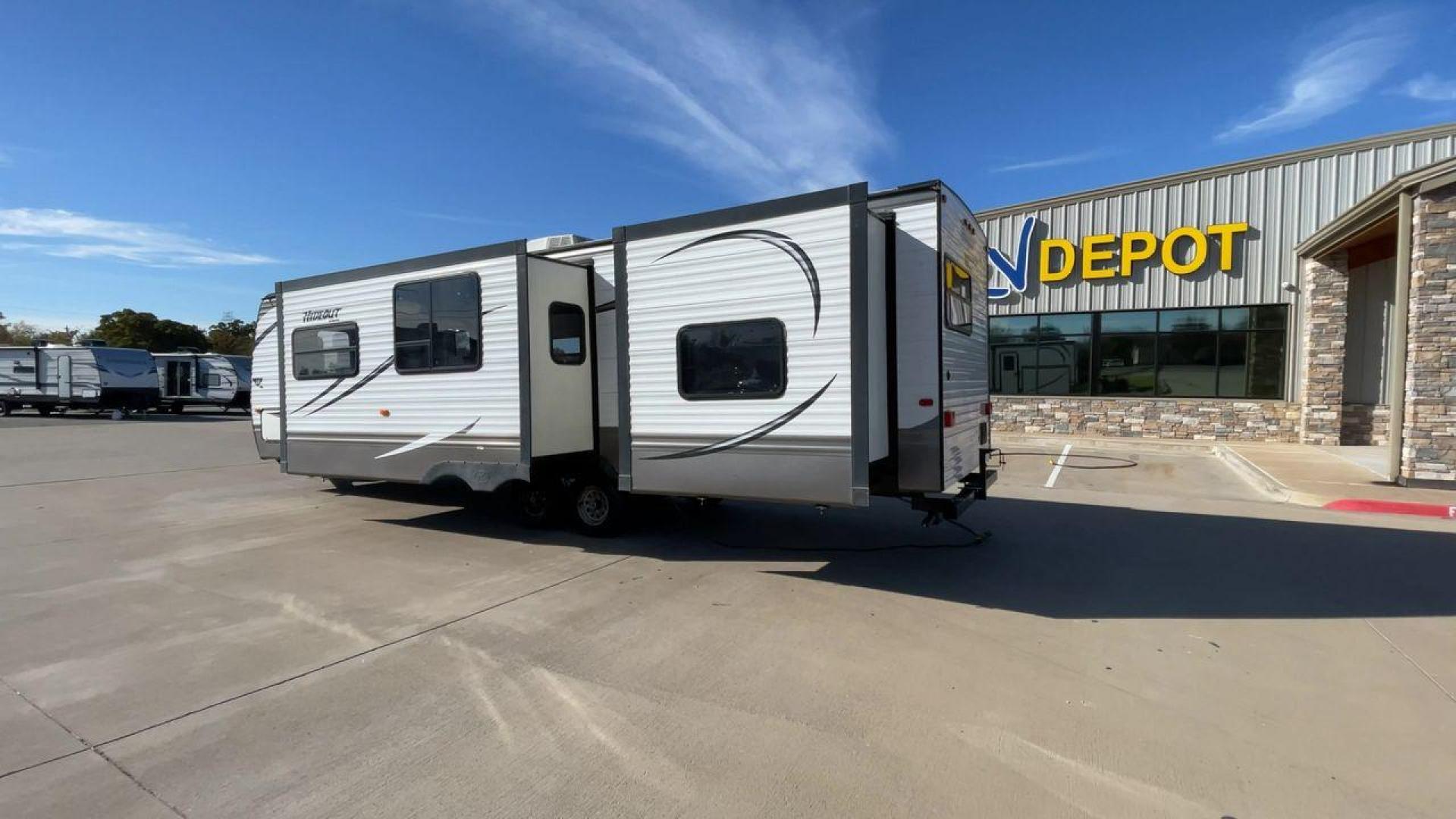 2015 KEYSTONE HIDEOUT 31RBDS (4YDT31R29F7) , Length: 35.67 ft. | Dry Weight: 7,660 lbs. | Gross Weight: 9,665 lbs. | Slides: 2 transmission, located at 4319 N Main St, Cleburne, TX, 76033, (817) 678-5133, 32.385960, -97.391212 - Photo#7