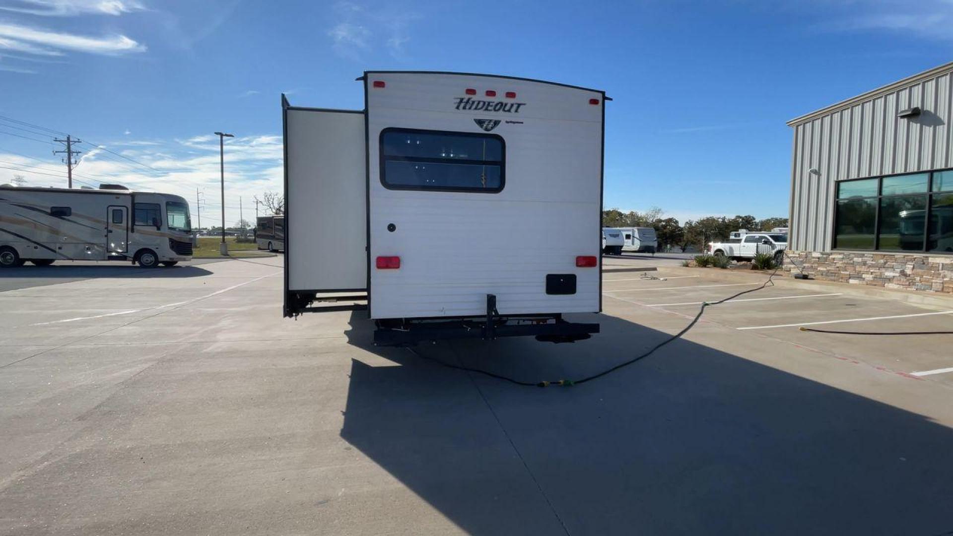 2015 KEYSTONE HIDEOUT 31RBDS (4YDT31R29F7) , Length: 35.67 ft. | Dry Weight: 7,660 lbs. | Gross Weight: 9,665 lbs. | Slides: 2 transmission, located at 4319 N Main St, Cleburne, TX, 76033, (817) 678-5133, 32.385960, -97.391212 - Photo#8