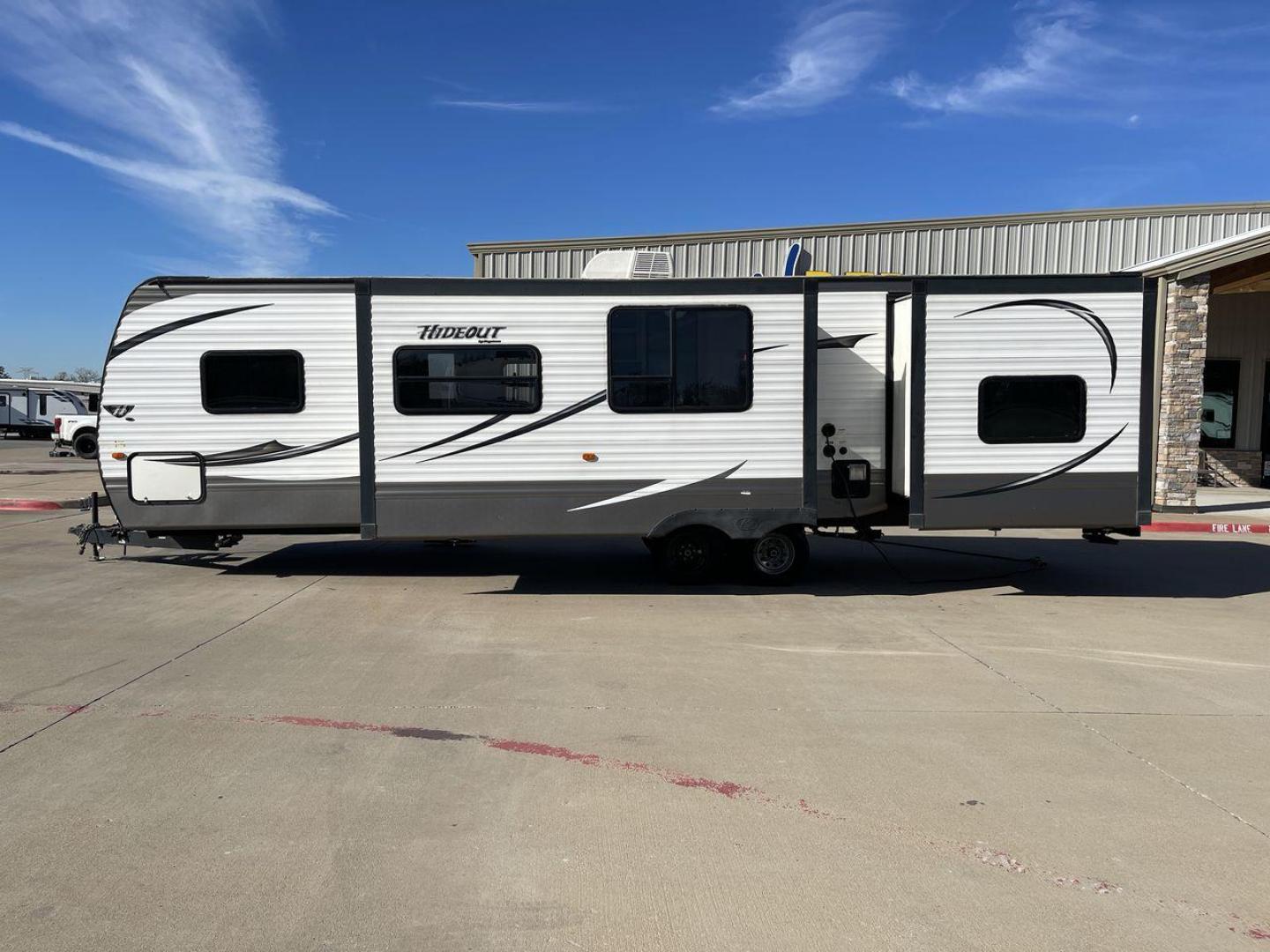 2015 KEYSTONE HIDEOUT 31RBDS (4YDT31R29F7) , Length: 35.67 ft. | Dry Weight: 7,660 lbs. | Gross Weight: 9,665 lbs. | Slides: 2 transmission, located at 4319 N Main St, Cleburne, TX, 76033, (817) 678-5133, 32.385960, -97.391212 - Photo#24