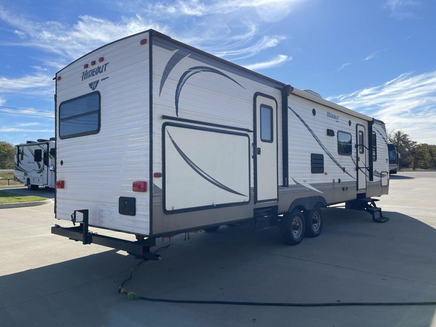 2015 KEYSTONE HIDEOUT 31RBDS (4YDT31R29F7) , Length: 35.67 ft. | Dry Weight: 7,660 lbs. | Gross Weight: 9,665 lbs. | Slides: 2 transmission, located at 4319 N Main St, Cleburne, TX, 76033, (817) 678-5133, 32.385960, -97.391212 - Photo#25